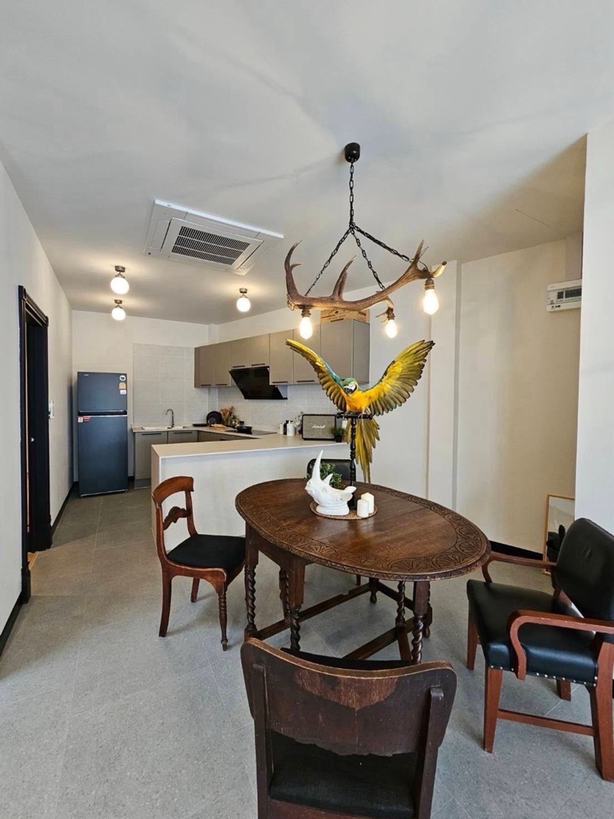 ขายบ้านอ่อนนุช อุดมสุข : 📢👇ขายพร้อมผู้เช่า ถึง สิงหาคม 2569
บ้านหลังมุม ตกแต่งทันสมัยตั้งอยู่หนึ่งในทำเลที่ได้รับความนิยมมากที่สุดในกรุงเทพฯพร้อมเข้าอยู่และให้เช่าวันที่ 15 กรกฎาคม 2568 เดินทางสะดวก ใกล้เอกมัย–ทองหล่อ