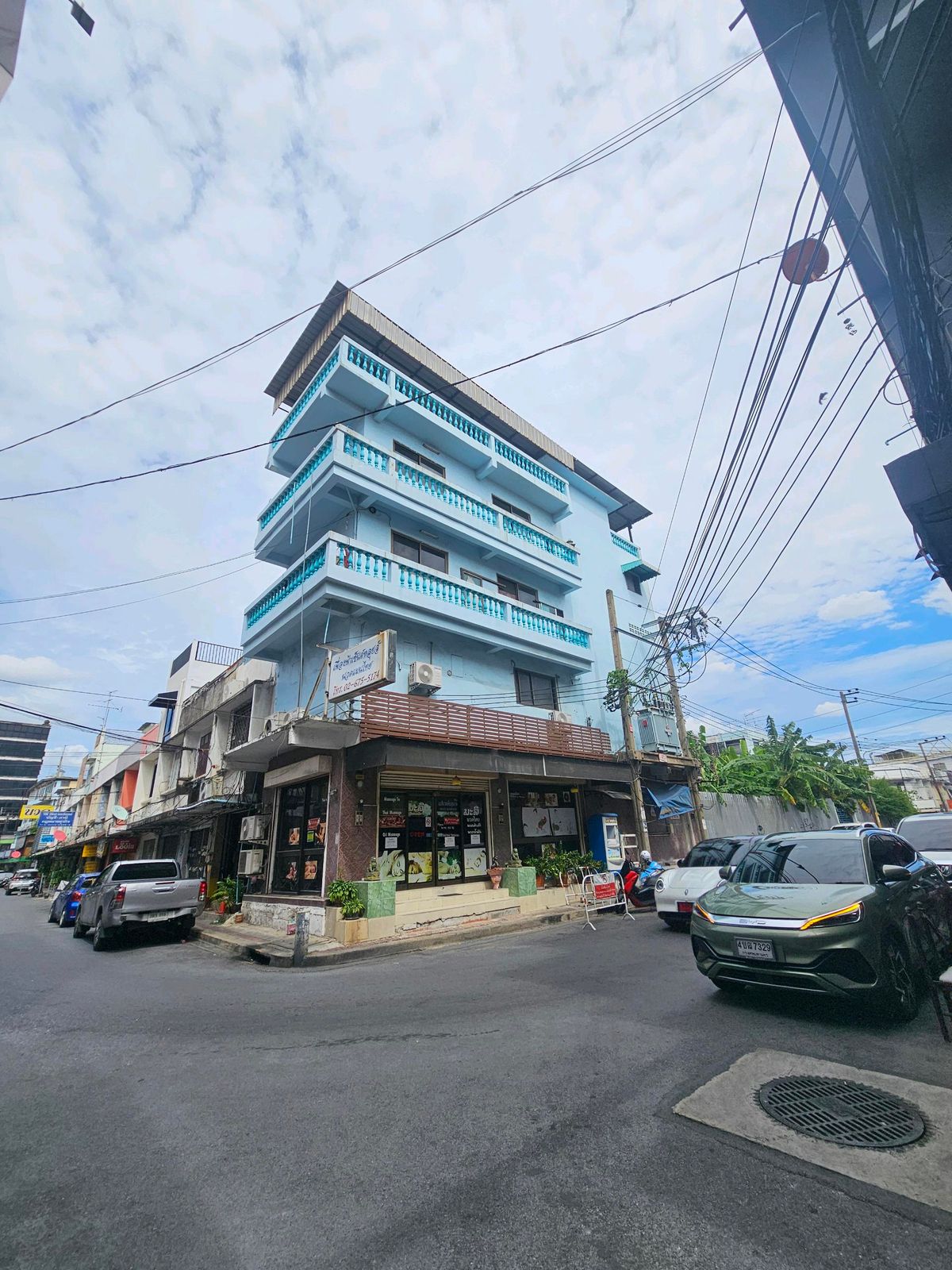 For SaleShop HouseSathorn, Narathiwat : 4 -story building at the corner of the dragon, Soi Chan 18/7 (Sen Louis 3), Sathorn Parking in front of the shop