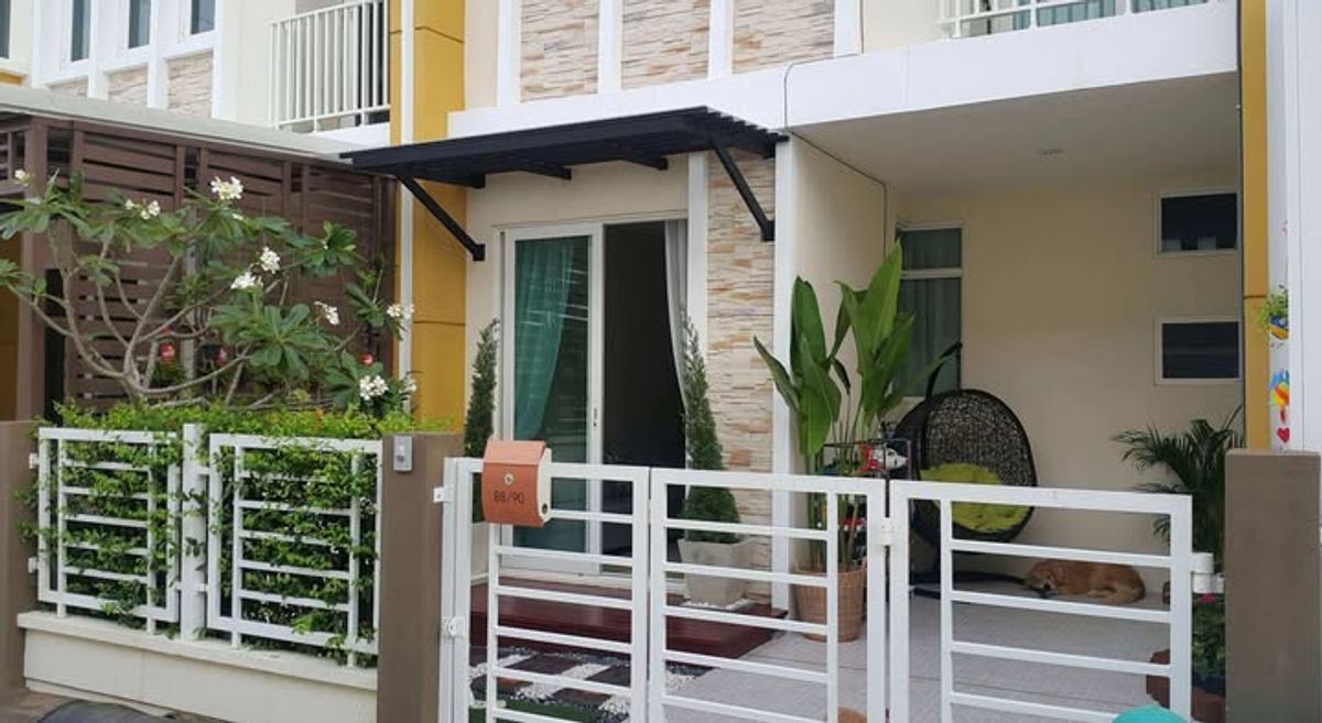 ขายทาวน์โฮมลาดกระบัง สุวรรณภูมิ : ขายบ้านทำเลทอง เจ้าของตัดใจขาย เพราะย้ายไปอยู่ต่างประเทศ