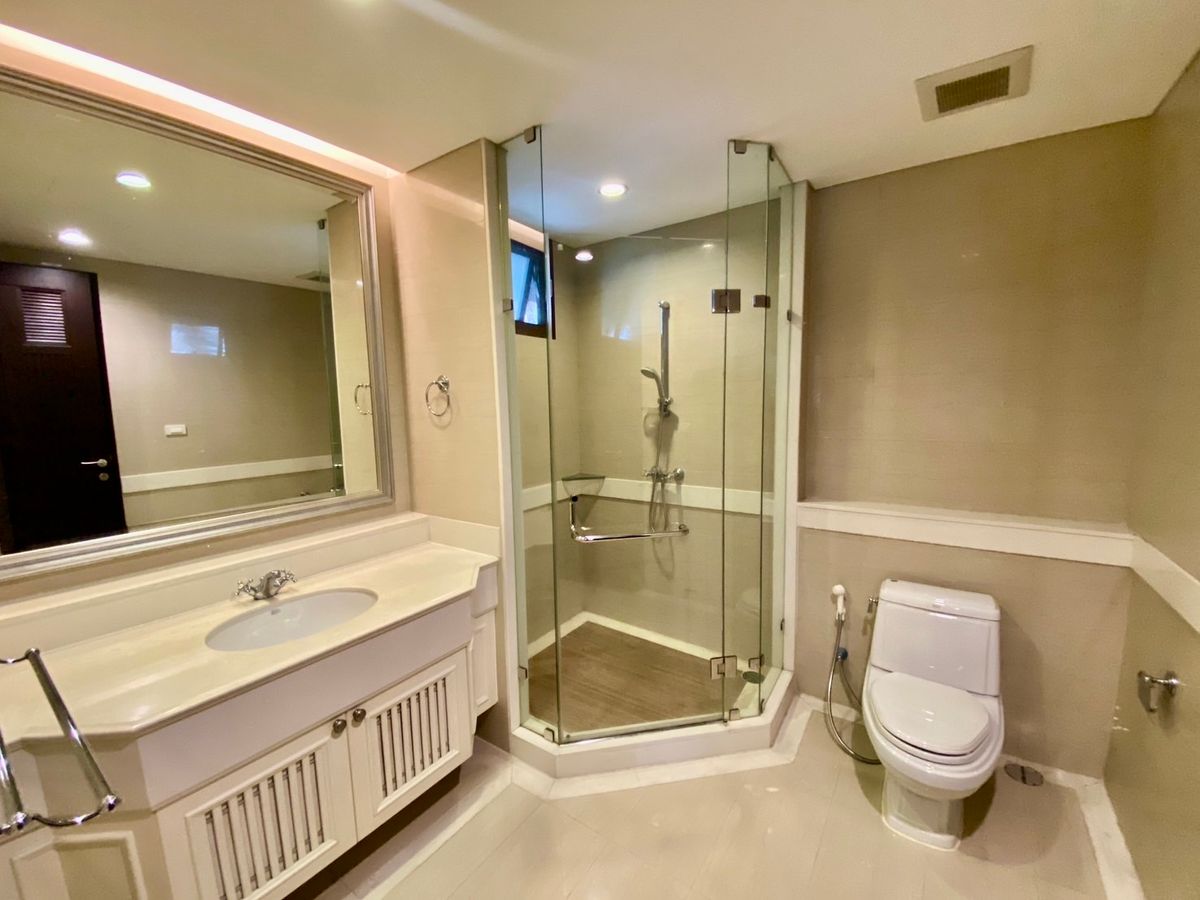 For RentHouseSukhumvit, Asoke, Thonglor : 🏡 For Rent: Ultra-Luxury 5-Storey Detached House in Sukhumvit 18 Modern Pool Villa | Rare in Prime Location 