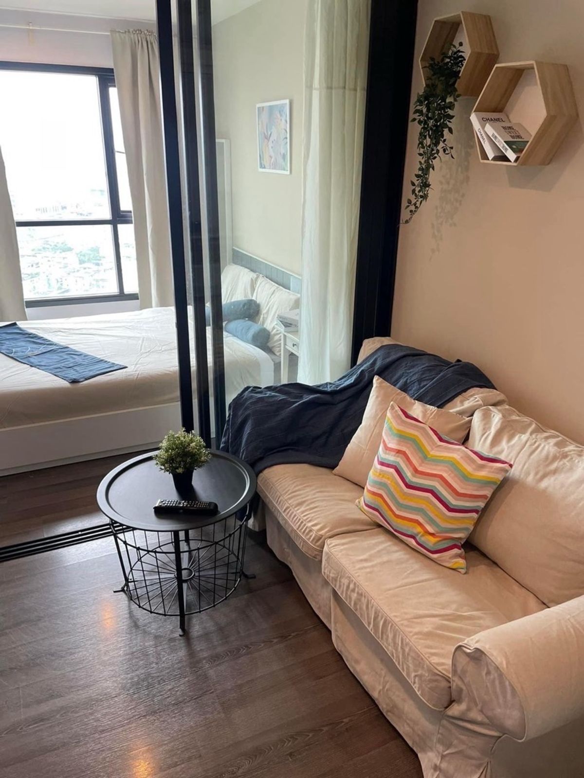 For RentCondoOnnut, Udomsuk : Rent The Base Park West, 27 sq.m., 25th floor. The project is in T77. Near BTS On Nut, beautiful room, complete with 12,000 baht. In the middle of this month, receive a reservation !!