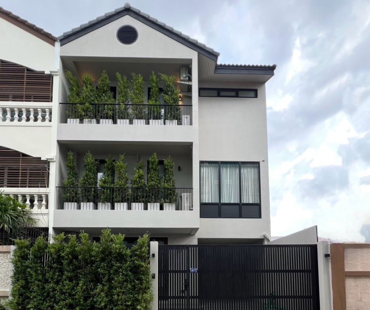 For SaleTownhomeOnnut, Udomsuk : 📢 Renovated townhouse near BTS Phra Khanong, ideal for living or home office. Great location with easy access to Sukhumvit, Ekkamai & expressways. Ready to move in.