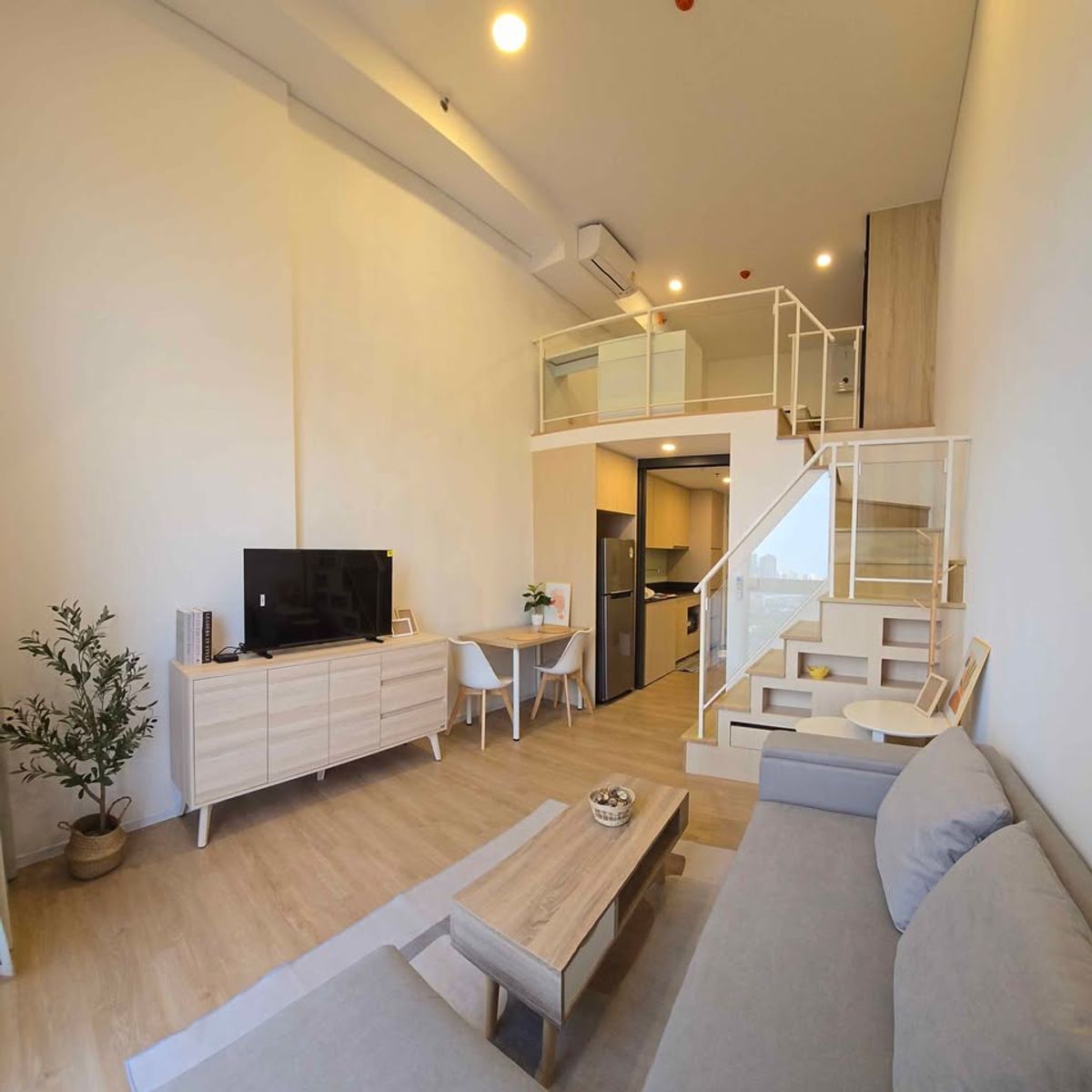 For RentCondoRama9, Petchburi, RCA : Rent RR348 Siamese Rama 9, beautiful room, full furniture, Duplex room, near the MRT Rama 9.