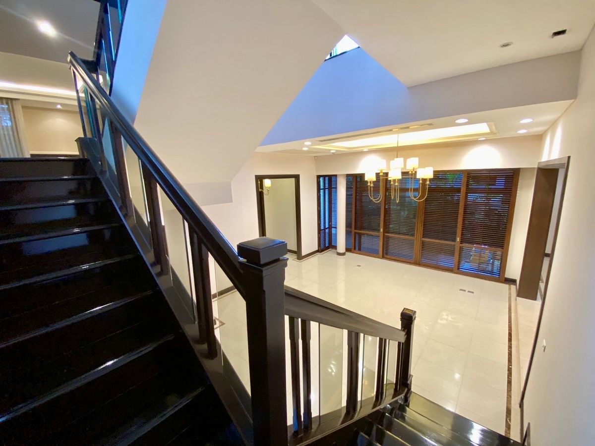 For RentHouseSukhumvit, Asoke, Thonglor : 🏡 For Rent: Ultra-Luxury 5-Storey Detached House in Sukhumvit 18 Modern Pool Villa | Rare in Prime Location 