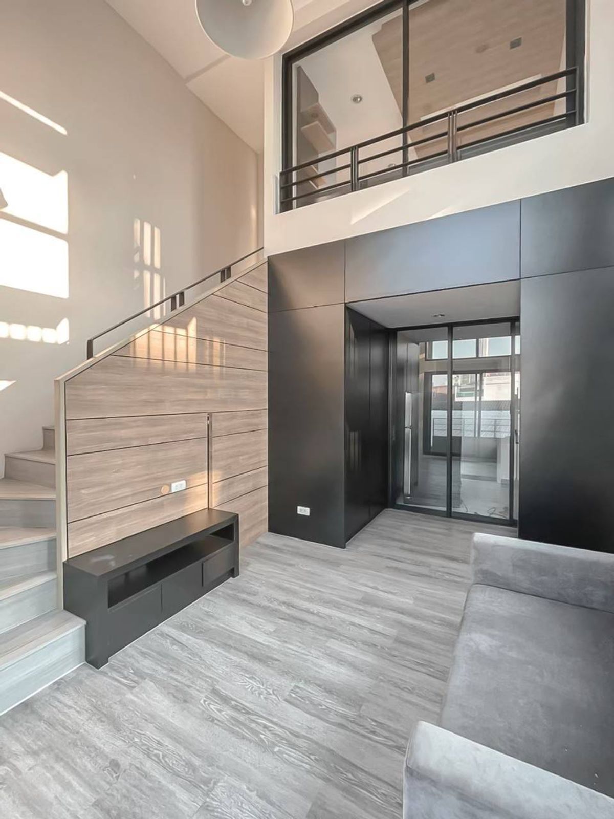 For RentCondoRatchadapisek, Huaikwang, Suttisan : 📢 Condo for rent LLOFT RATCHADA 19 Duplex 2 layers 📢 Corner room near MRT Ratchadaphisek only 200 meters Fully Furnished with S2501-661