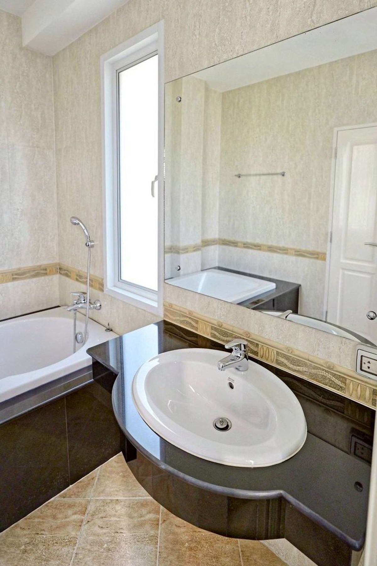 ขายบ้านบางนา แบริ่ง ลาซาล : ขาย หมู่บ้าน Blue Lagoon 1 บางนา-วงแหวน ขนาด 80.5 ตารางวา 3 ห้องนอน 3 ห้องน้ำ ถนนกาญจนาภิเษก แขวงดอกไหม เขตประเวศ กรุงเทพมหานคร