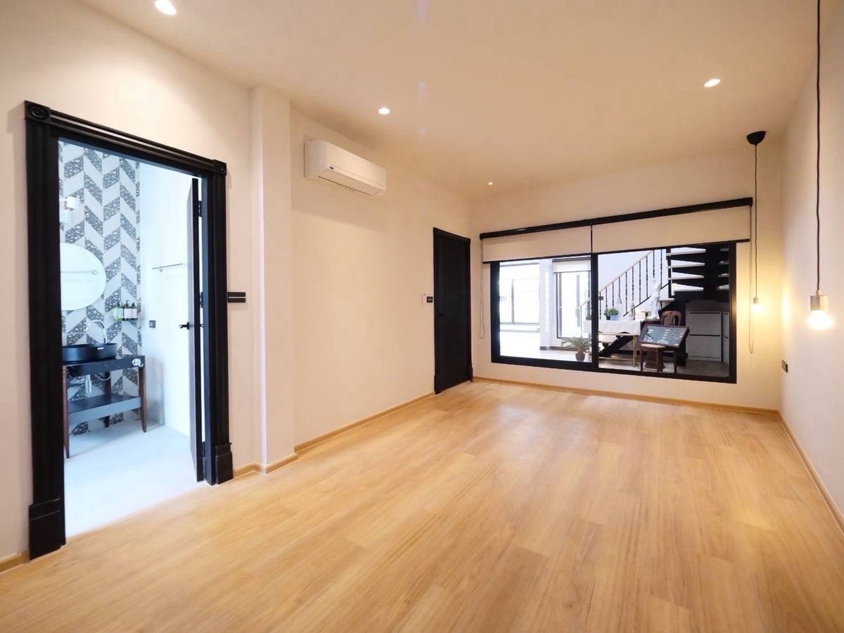 ขายบ้านอ่อนนุช อุดมสุข : 📢👇ขายพร้อมผู้เช่า ถึง สิงหาคม 2569
บ้านหลังมุม ตกแต่งทันสมัยตั้งอยู่หนึ่งในทำเลที่ได้รับความนิยมมากที่สุดในกรุงเทพฯพร้อมเข้าอยู่และให้เช่าวันที่ 15 กรกฎาคม 2568 เดินทางสะดวก ใกล้เอกมัย–ทองหล่อ