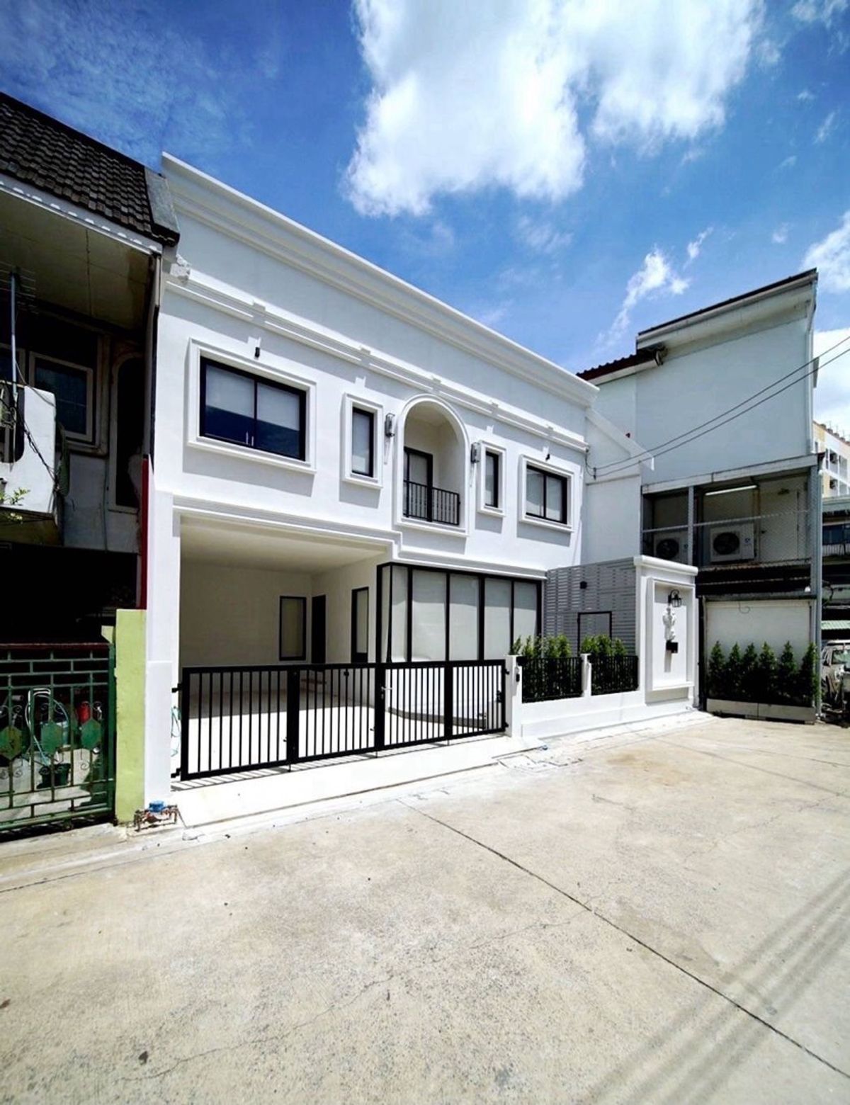 ขายบ้านอ่อนนุช อุดมสุข : 📢👇ขายพร้อมผู้เช่า ถึง สิงหาคม 2569
บ้านหลังมุม ตกแต่งทันสมัยตั้งอยู่หนึ่งในทำเลที่ได้รับความนิยมมากที่สุดในกรุงเทพฯพร้อมเข้าอยู่และให้เช่าวันที่ 15 กรกฎาคม 2568 เดินทางสะดวก ใกล้เอกมัย–ทองหล่อ