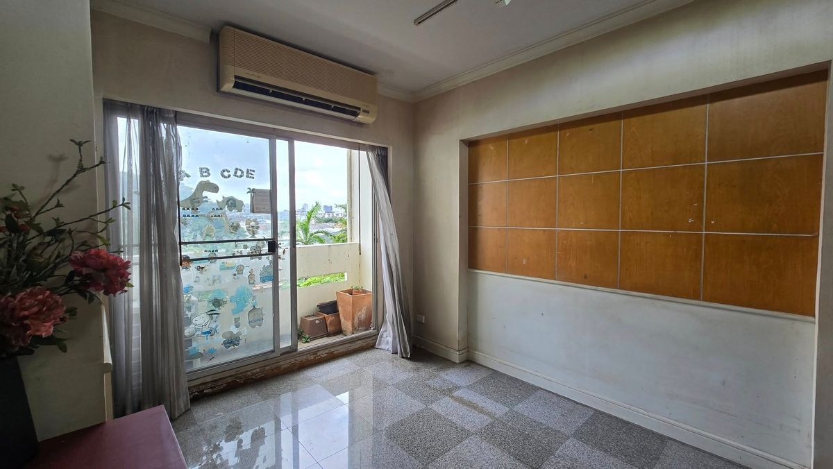 For SaleCondoRatchadapisek, Huaikwang, Suttisan : Special selling price of only 2.79 million baht. Condo for sale at Ban Suan Thani Ratchada 36 (Soi Suea Yai), size 85 sq.m., 4 bedrooms, 2 bathrooms, 6th floor, 3AA Building.