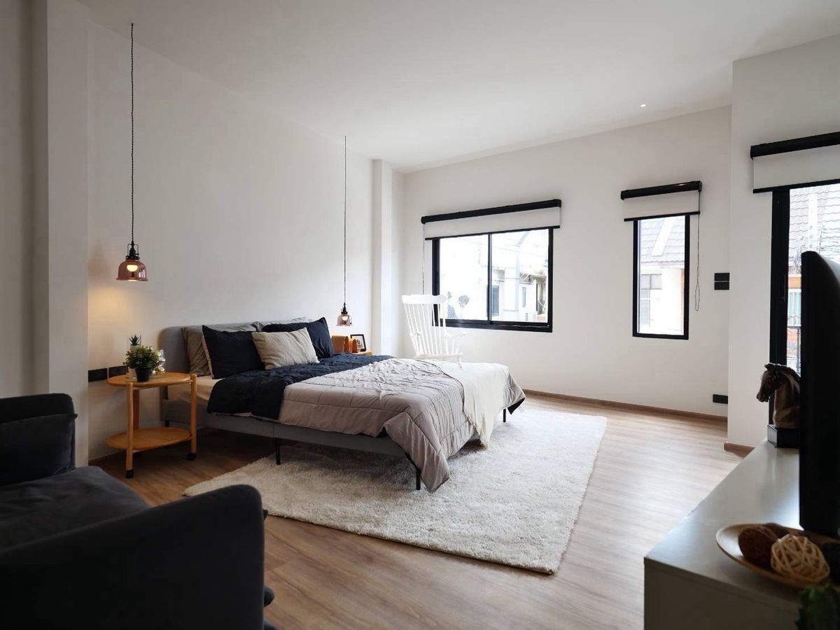 ขายบ้านอ่อนนุช อุดมสุข : 📢👇ขายพร้อมผู้เช่า ถึง สิงหาคม 2569
บ้านหลังมุม ตกแต่งทันสมัยตั้งอยู่หนึ่งในทำเลที่ได้รับความนิยมมากที่สุดในกรุงเทพฯพร้อมเข้าอยู่และให้เช่าวันที่ 15 กรกฎาคม 2568 เดินทางสะดวก ใกล้เอกมัย–ทองหล่อ