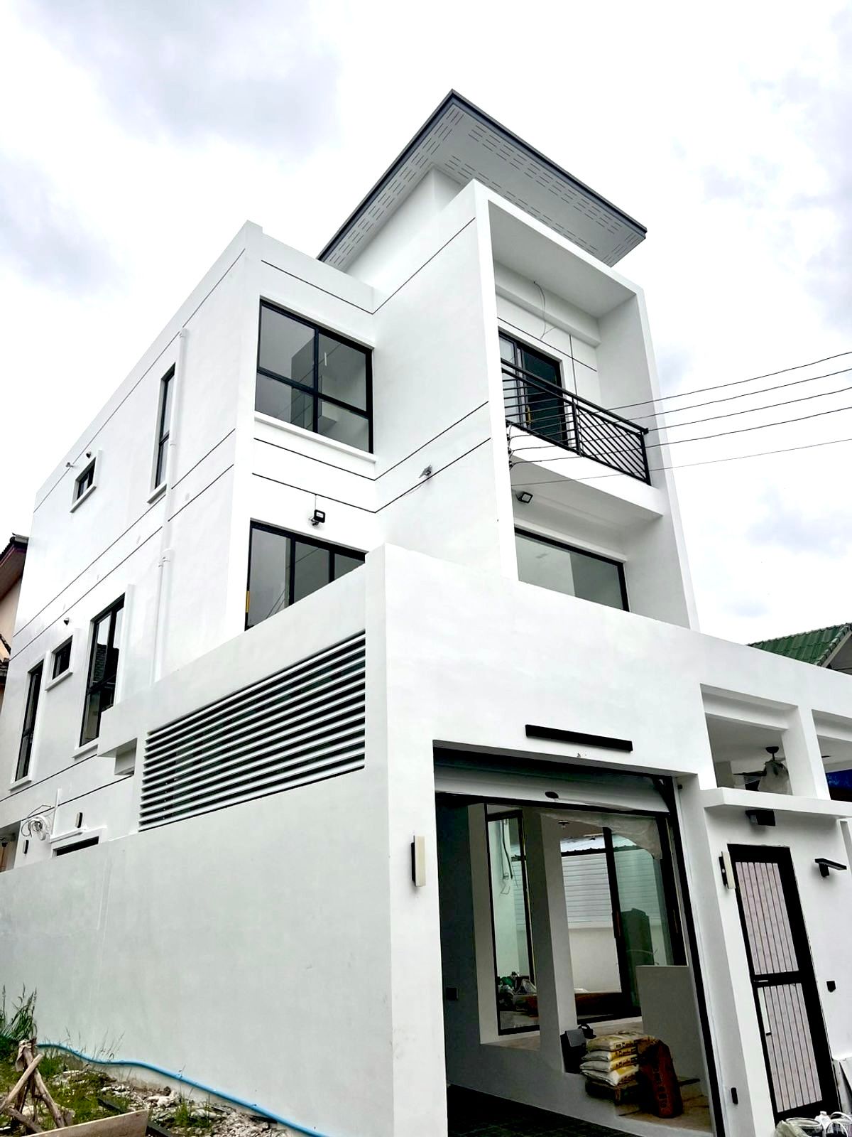 บ้านลาดพร้าว101 แฮปปี้แลนด์ : ให้เช่า/ขาย บ้านเดี่ยวสร้างใหม่ 3 ชั้น Design ทันสมัย คุมโทนขาวดำ ใจกลางทาวน์อินทาวน์