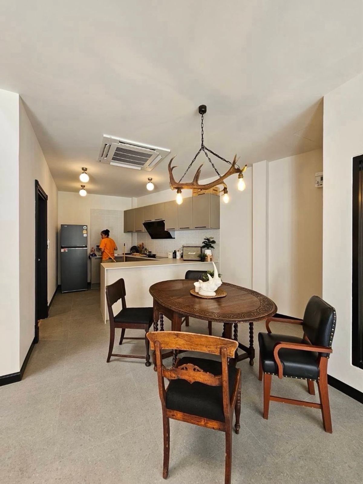 ขายบ้านอ่อนนุช อุดมสุข : 📢👇ขายพร้อมผู้เช่า ถึง สิงหาคม 2569
บ้านหลังมุม ตกแต่งทันสมัยตั้งอยู่หนึ่งในทำเลที่ได้รับความนิยมมากที่สุดในกรุงเทพฯพร้อมเข้าอยู่และให้เช่าวันที่ 15 กรกฎาคม 2568 เดินทางสะดวก ใกล้เอกมัย–ทองหล่อ