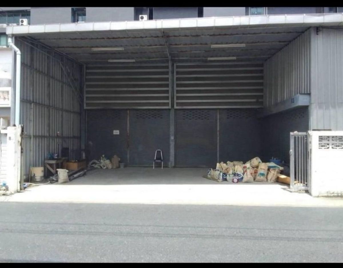 For RentWarehouseRatchadapisek, Huaikwang, Suttisan : Warehouse for rent Suthisan Ratchada Huai Khwang 459.7 sq.m. Warehouse in Bangkok, Samsen Nok, Huai Khwang District, Bangkok (Property code TW1-12)