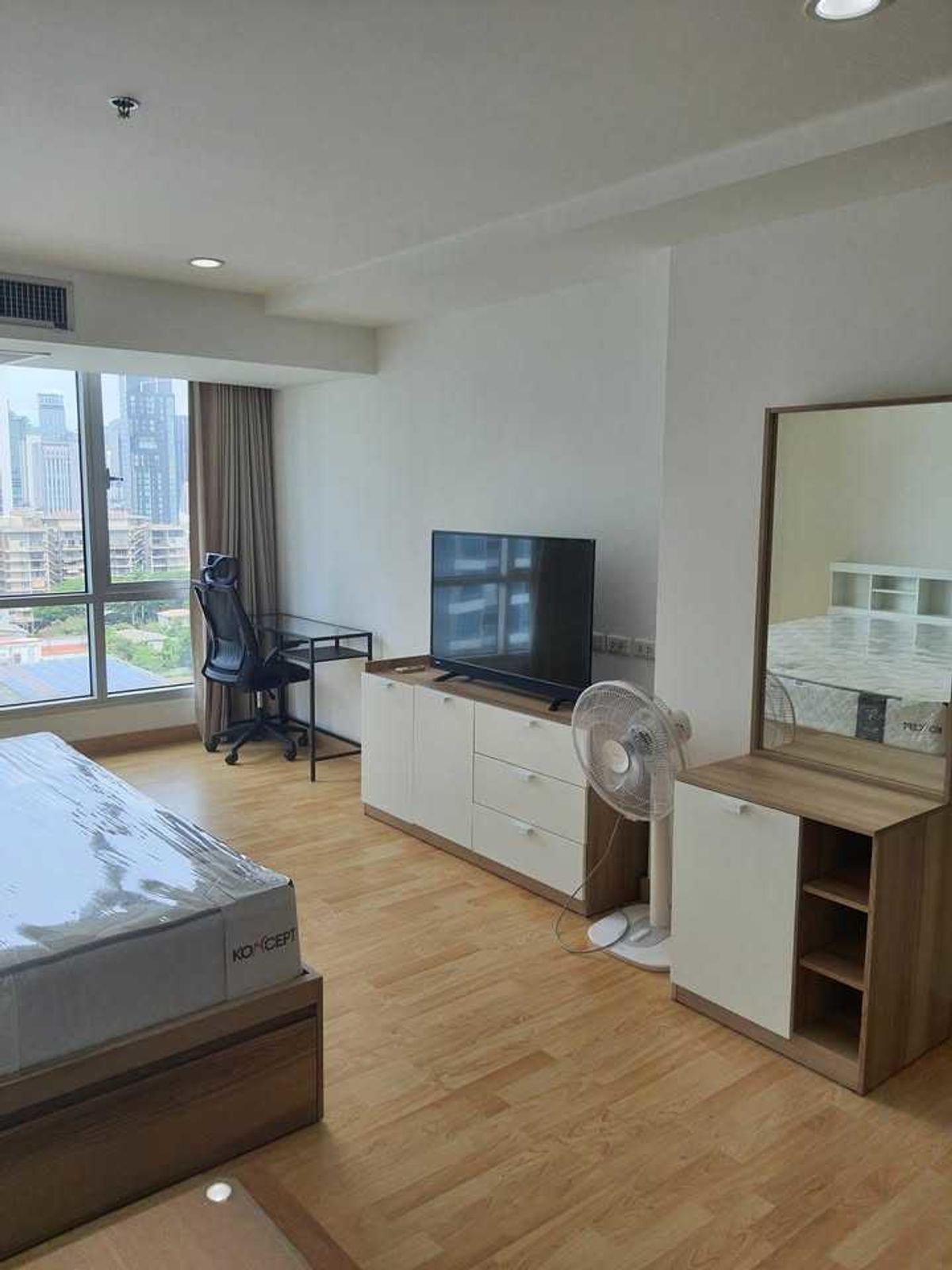 For RentCondoNana, North Nana,Sukhumvit13, Soi Nana : The Trendy Condominium Sukhumvit 13 is attached to the BTS. Nana under the building has many beauty shopping food.