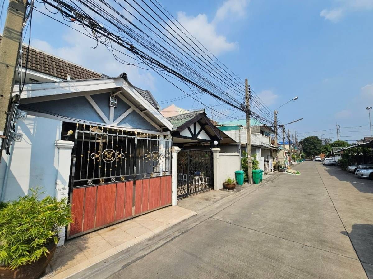 For SaleTownhomeChokchai 4, Ladprao 71, Ladprao 48, : 2-storey townhouse for sale, Lert Ubon Village 4 Soi Nakniwat 48, near The Ekkamai-Raminthra