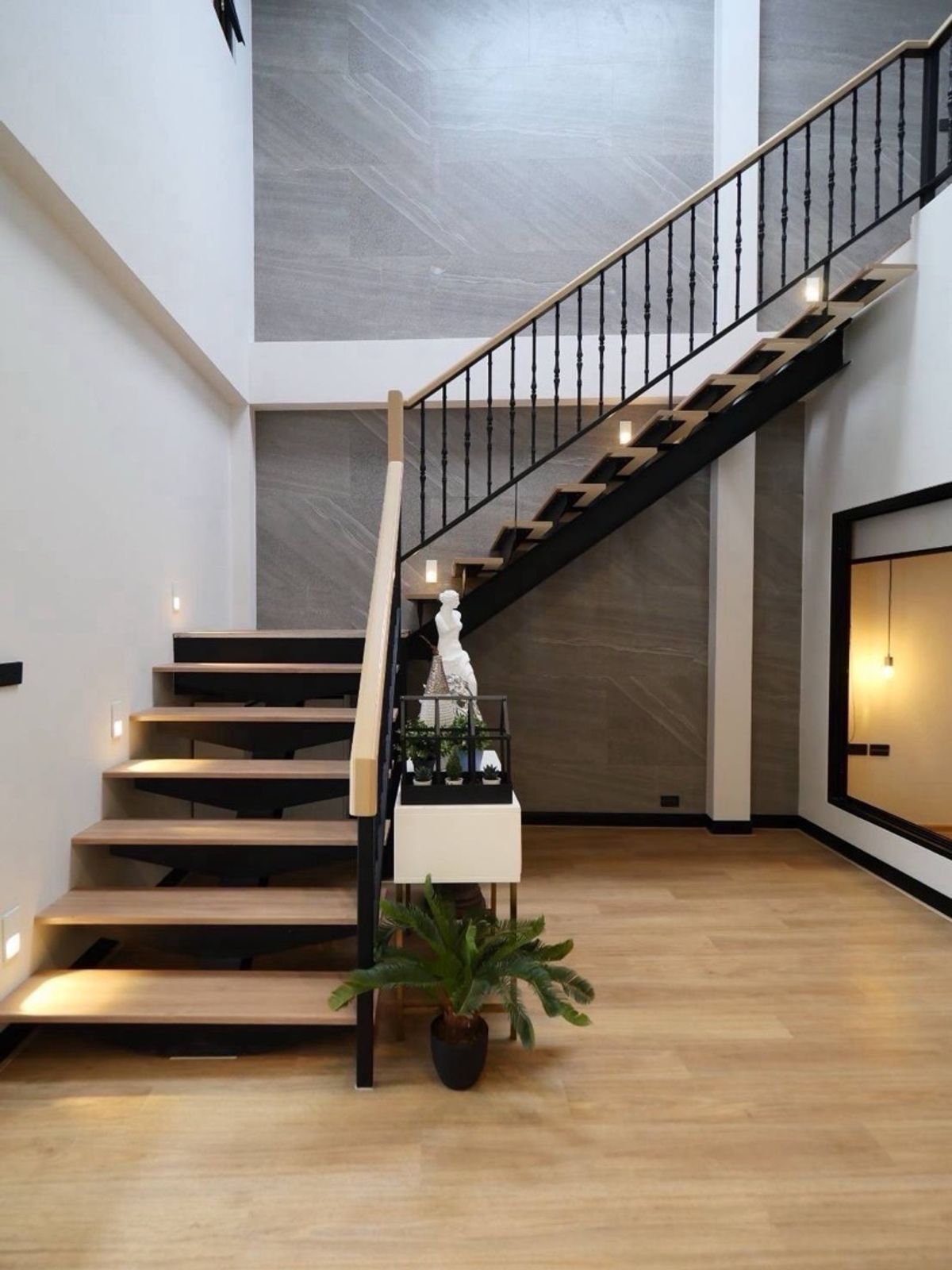 ขายบ้านอ่อนนุช อุดมสุข : 📢👇ขายพร้อมผู้เช่า ถึง สิงหาคม 2569
บ้านหลังมุม ตกแต่งทันสมัยตั้งอยู่หนึ่งในทำเลที่ได้รับความนิยมมากที่สุดในกรุงเทพฯพร้อมเข้าอยู่และให้เช่าวันที่ 15 กรกฎาคม 2568 เดินทางสะดวก ใกล้เอกมัย–ทองหล่อ