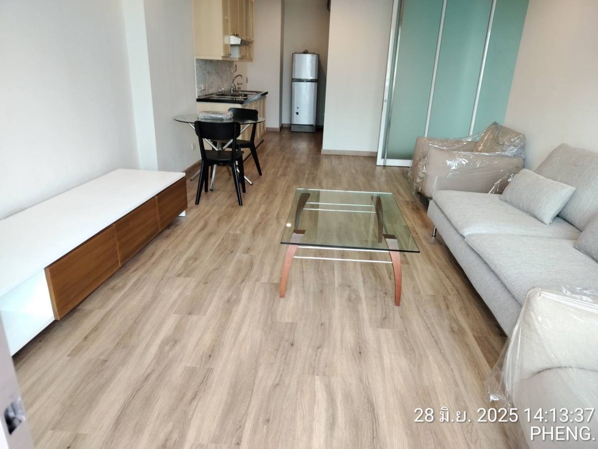 For RentCondoSilom, Saladaeng, Bangrak : 🌆 Silom Grand Terrace - Big room in the heart of Silom, Tel. 0994629391 Bird