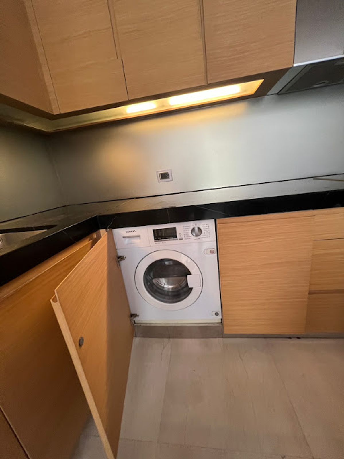 For RentCondoSilom, Saladaeng, Bangrak : Saladaeng Residences【𝐑𝐄𝐍𝐓】🔥Beautiful room with a vintage modern look, dark wood tone, combined with classic design🔥 Contact Line ID: @hacondo