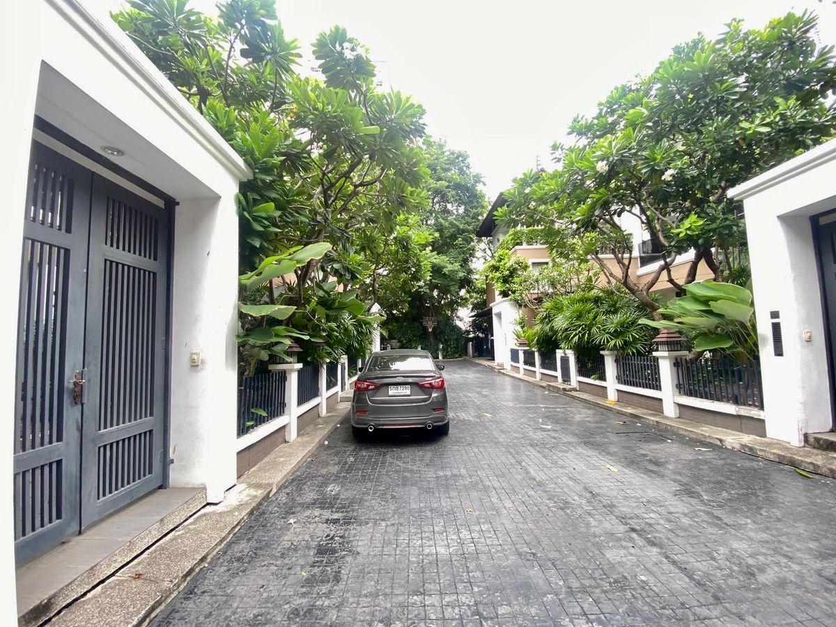 For RentHouseSukhumvit, Asoke, Thonglor : 🏡 For Rent: Ultra-Luxury 5-Storey Detached House in Sukhumvit 18 Modern Pool Villa | Rare in Prime Location 