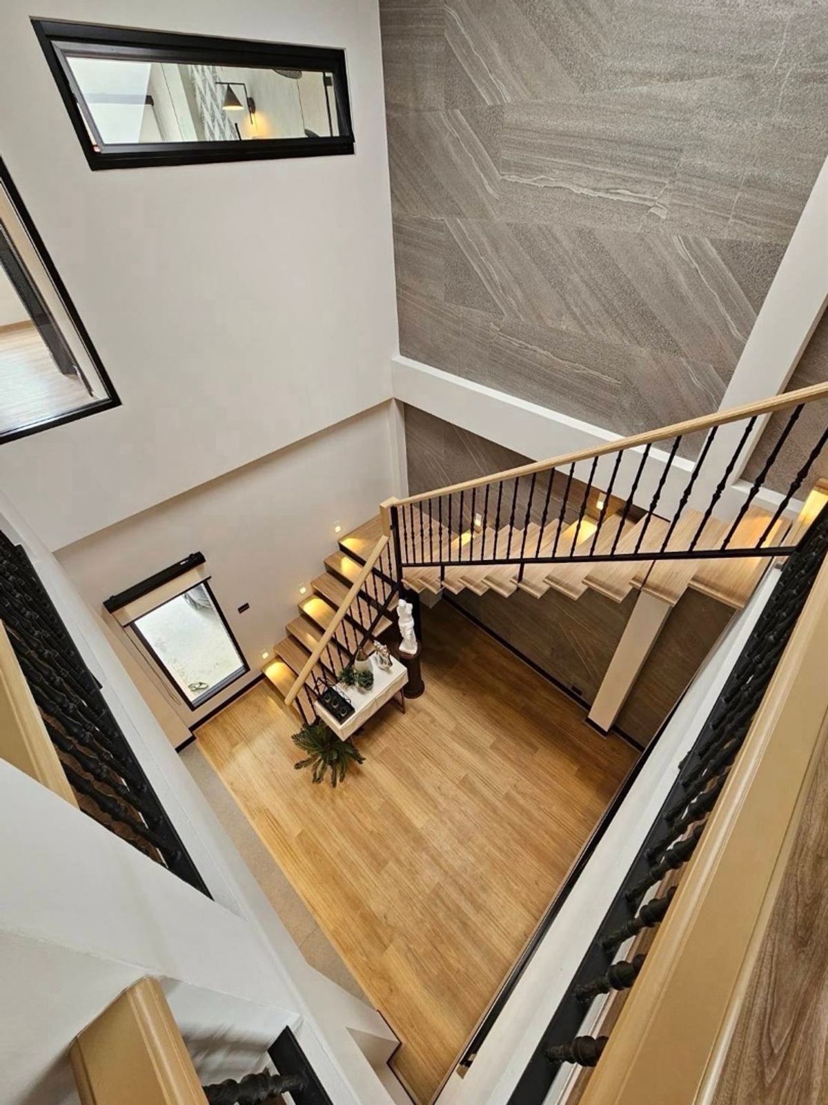 ขายบ้านอ่อนนุช อุดมสุข : 📢👇ขายพร้อมผู้เช่า ถึง สิงหาคม 2569
บ้านหลังมุม ตกแต่งทันสมัยตั้งอยู่หนึ่งในทำเลที่ได้รับความนิยมมากที่สุดในกรุงเทพฯพร้อมเข้าอยู่และให้เช่าวันที่ 15 กรกฎาคม 2568 เดินทางสะดวก ใกล้เอกมัย–ทองหล่อ