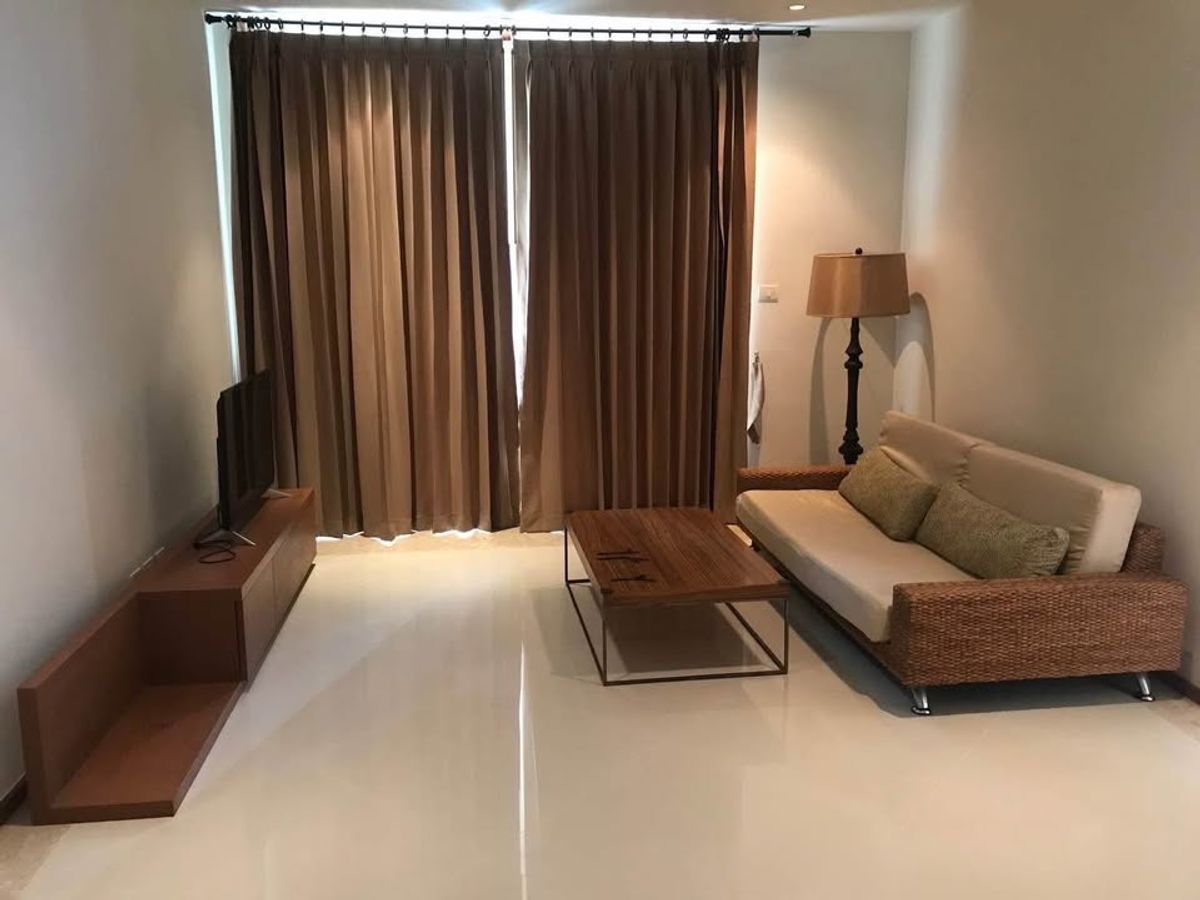 For RentCondoSathorn, Narathiwat : Rent RR350 The Empire Place Sathorn. Beautiful room, complete furniture, near the BTS BTS.