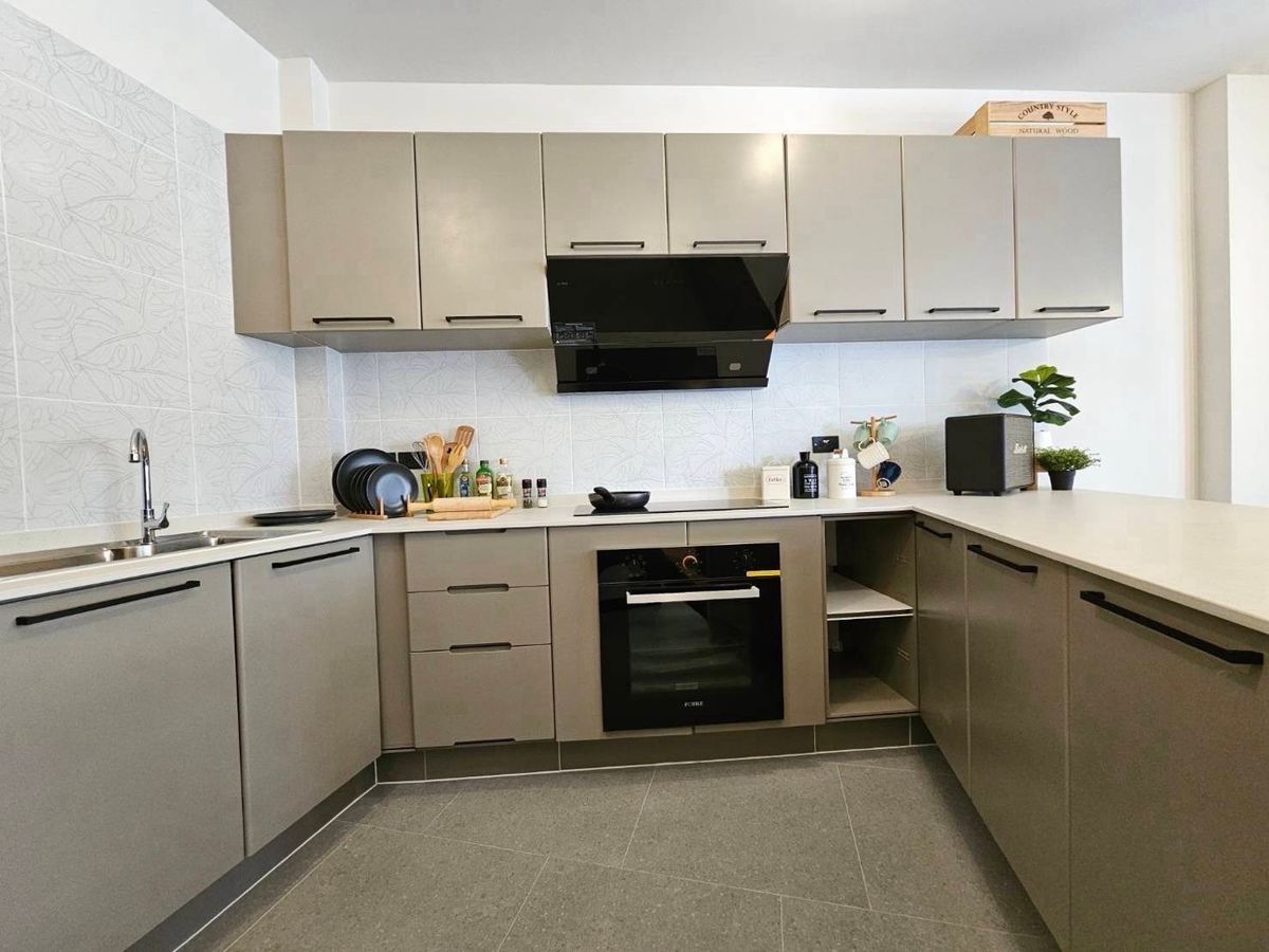 ขายบ้านอ่อนนุช อุดมสุข : 📢👇ขายพร้อมผู้เช่า ถึง สิงหาคม 2569
บ้านหลังมุม ตกแต่งทันสมัยตั้งอยู่หนึ่งในทำเลที่ได้รับความนิยมมากที่สุดในกรุงเทพฯพร้อมเข้าอยู่และให้เช่าวันที่ 15 กรกฎาคม 2568 เดินทางสะดวก ใกล้เอกมัย–ทองหล่อ