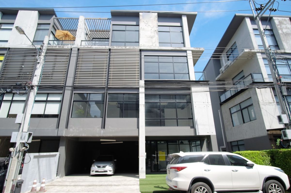 For SaleHome OfficeRamkhamhaeng, Hua Mak : Urgent sale !!!  Special price of office buildings Distress Srivara Project