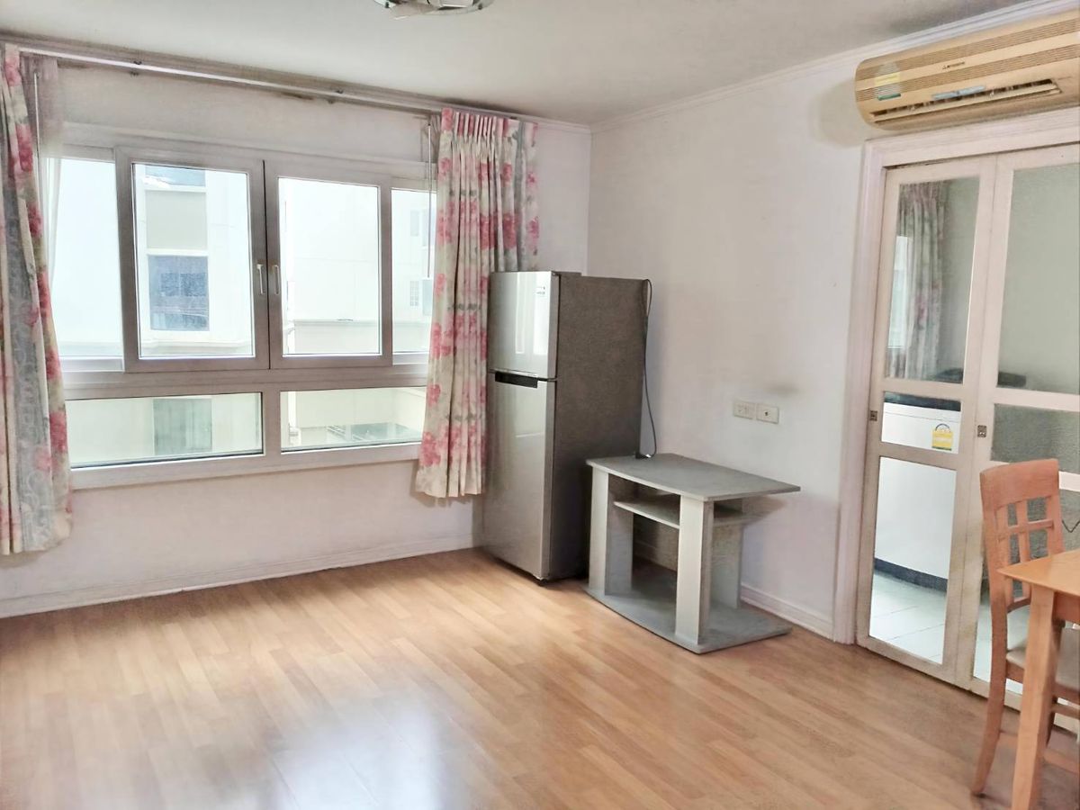 For RentCondoSathorn, Narathiwat : Lumpini Place Narathiwat Rajanagarindra Located in the potential location Convenient to travel Near the business area Shopping And complete facilities
