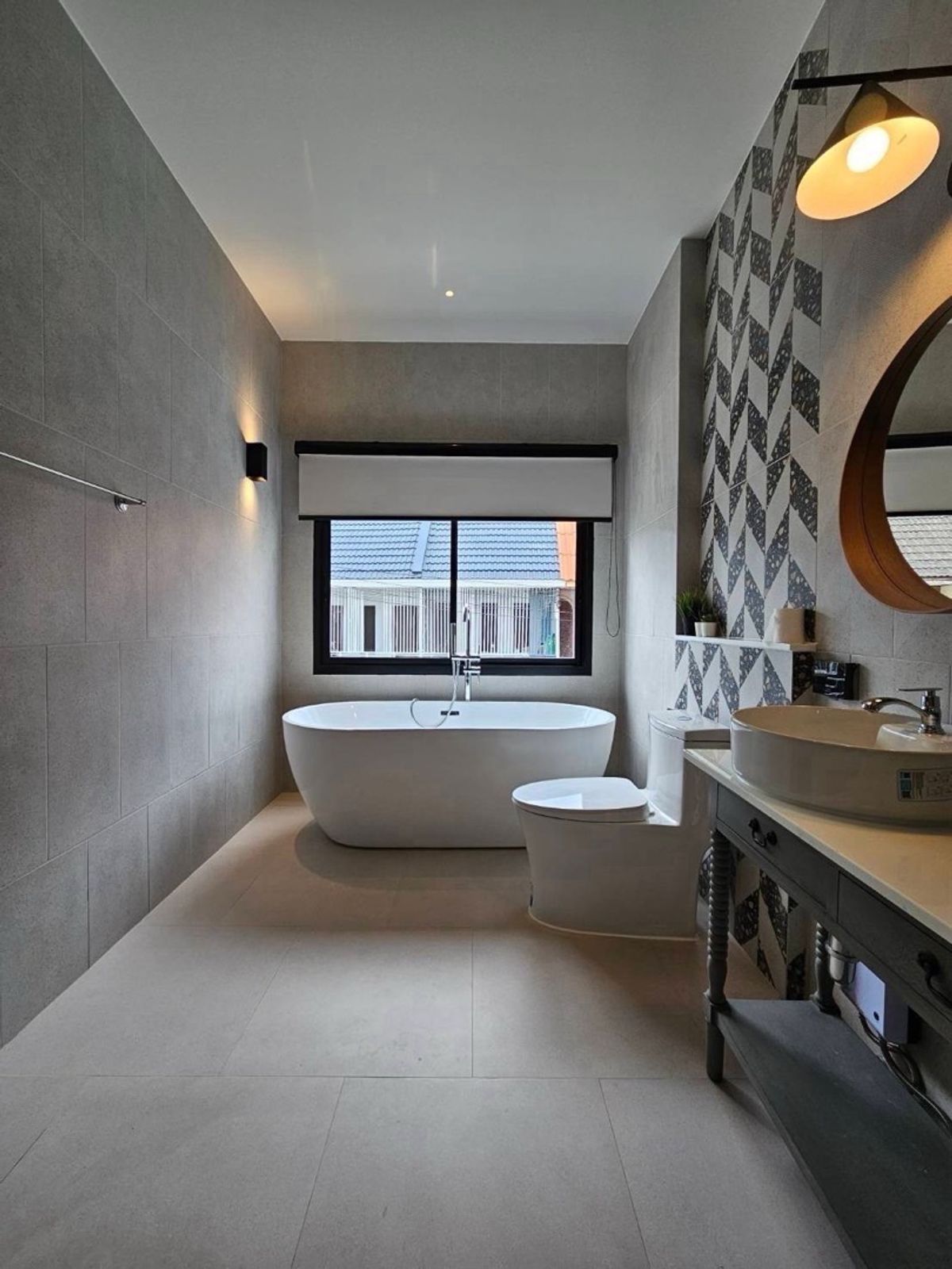 ขายบ้านอ่อนนุช อุดมสุข : 📢👇ขายพร้อมผู้เช่า ถึง สิงหาคม 2569
บ้านหลังมุม ตกแต่งทันสมัยตั้งอยู่หนึ่งในทำเลที่ได้รับความนิยมมากที่สุดในกรุงเทพฯพร้อมเข้าอยู่และให้เช่าวันที่ 15 กรกฎาคม 2568 เดินทางสะดวก ใกล้เอกมัย–ทองหล่อ