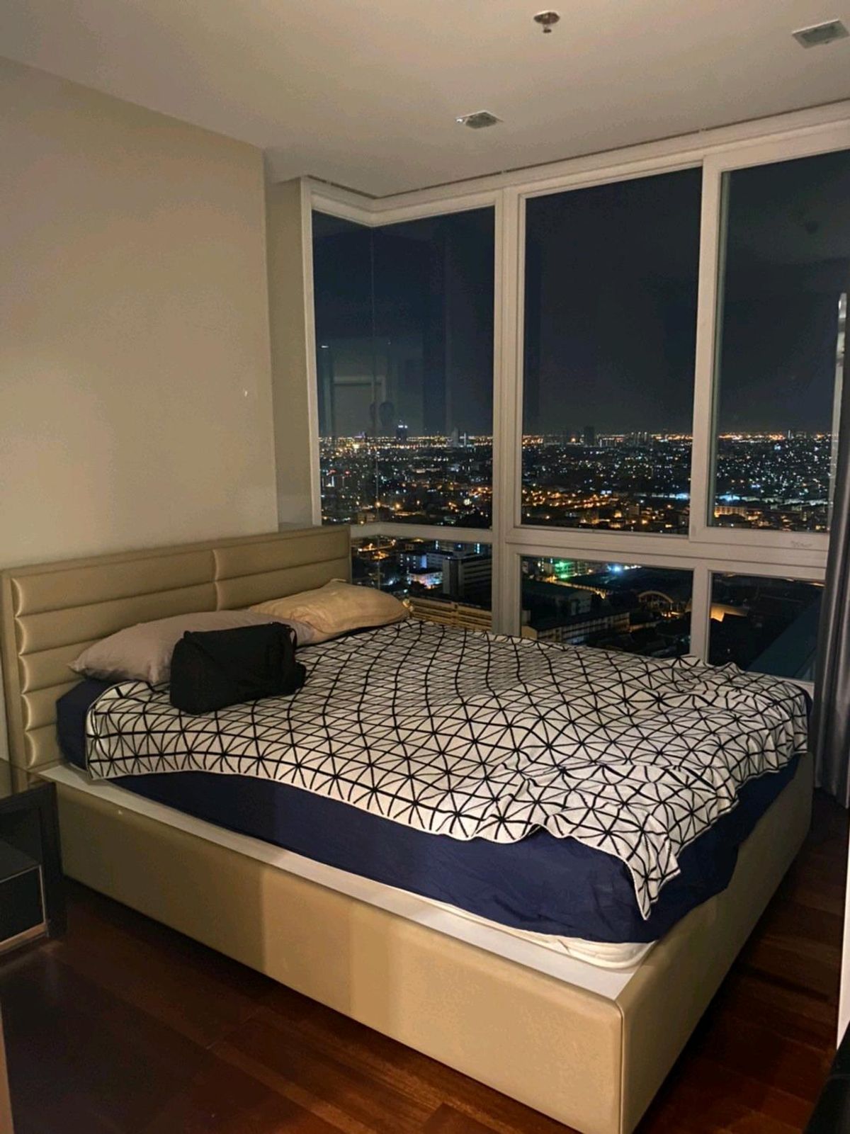 For RentCondoSamut Prakan,Samrong : For rent corner room, High-floor Metropolis Samrong 1 bedroom