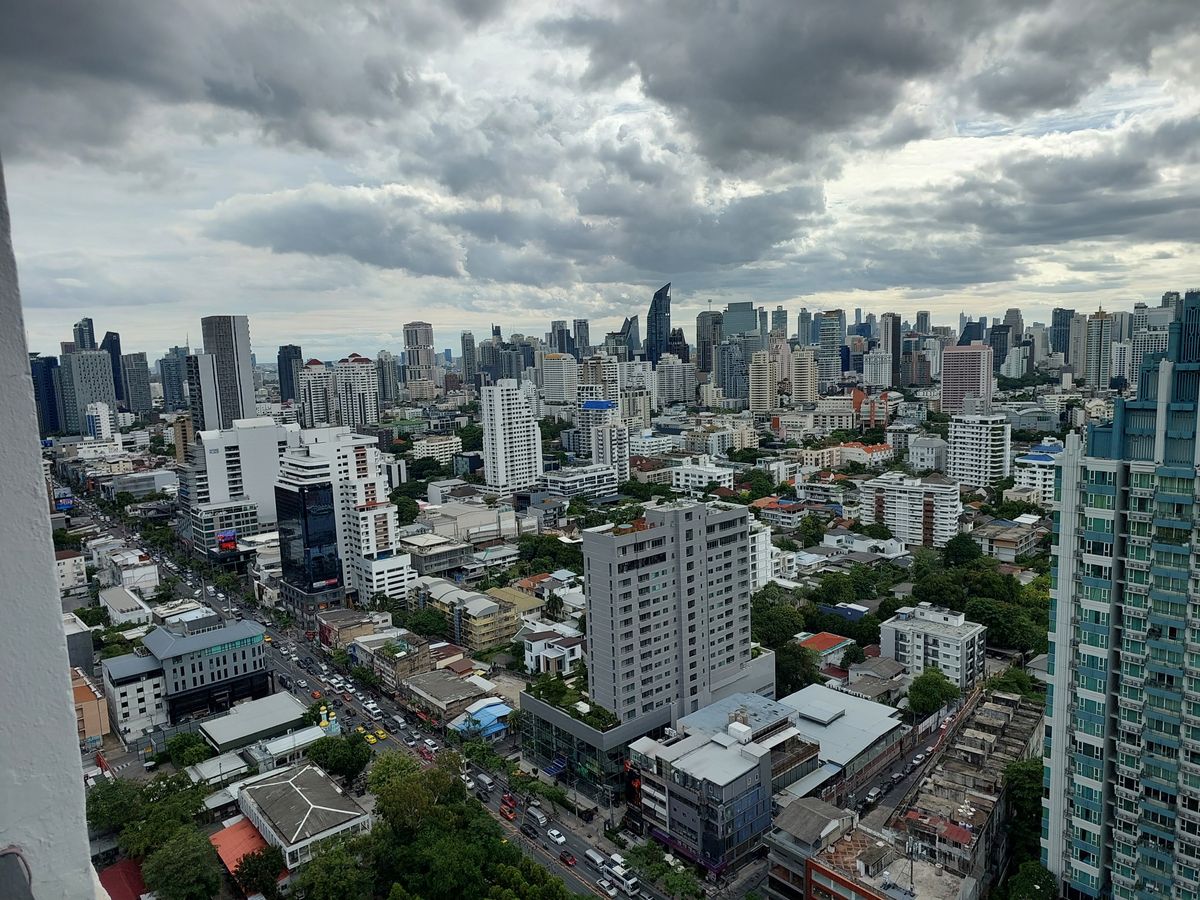 ขายคอนโดสุขุมวิท อโศก ทองหล่อ : Rare Duplex Penthouse คอนโดใจกลางทองหล่อยูนิตน้อยได้ความเป็นส่วนตัว duplex 3 นอน ห้องใหญ่ฟีลบ้านลอยฟ้า ชั้นสูงวิวสวย ✨Icon III✨3 ห้องนอน 4 ห้องน้ำ ขนาด 250.4 ตร.ม ใกล้ BTS / MRT ทองหล่อ (1.8 กม.) Tel.0982645161 