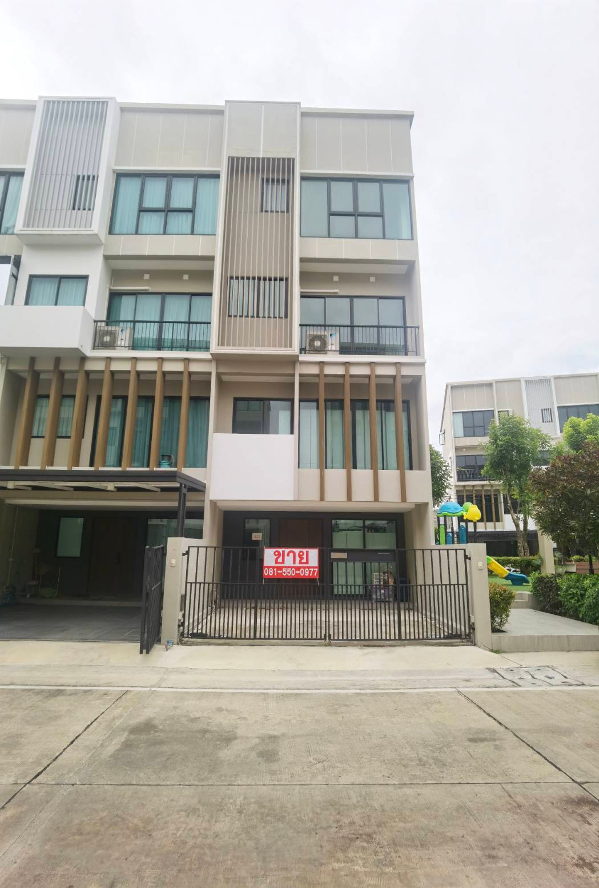 ขายทาวน์โฮมปิ่นเกล้า จรัญสนิทวงศ์ : ขายด่วน‼️บ้านเลขที่ 989/1  เดอะบลิซ สาธร-จรัญ35 Premium Townhouse ห้องมุมติดสนามเด็กเล่น สวนหย่อม สระว่ายน้ำ มีหลังเดียวเท่านั้น