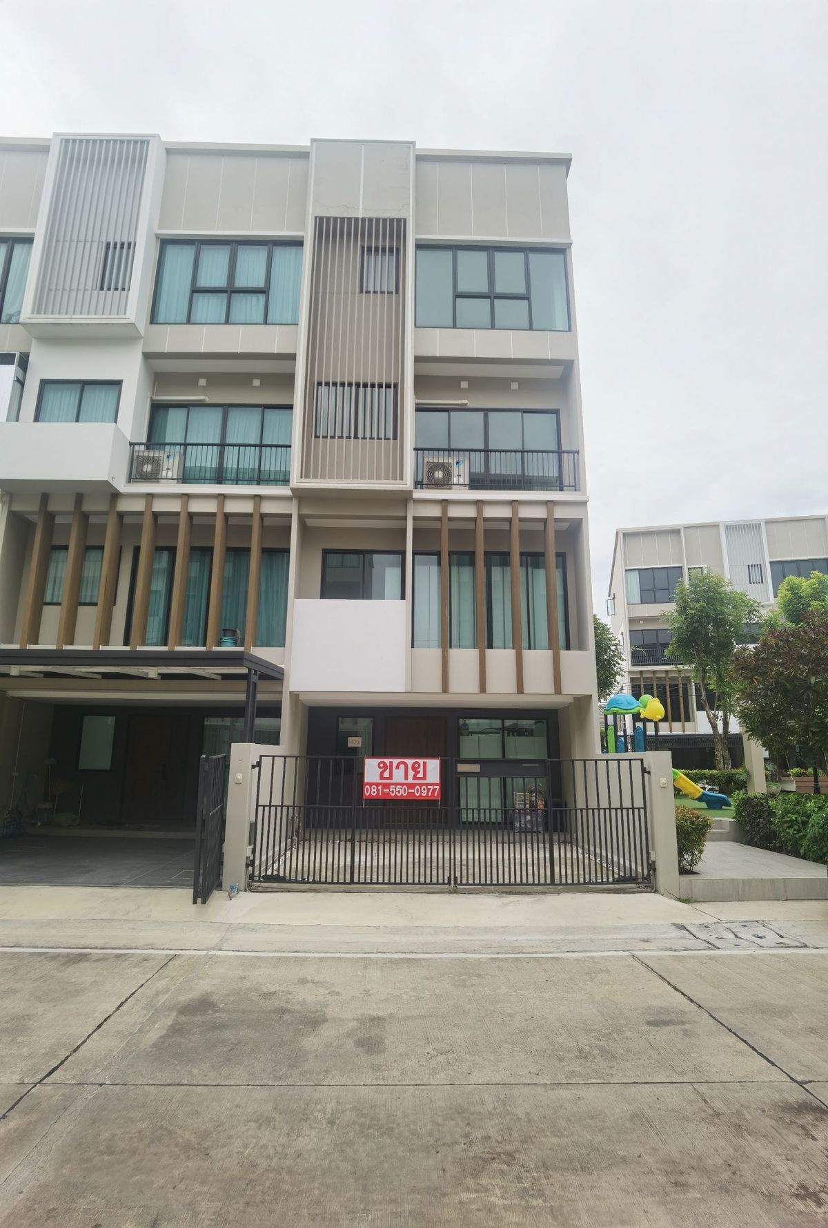 For SaleTownhomePinklao, Charansanitwong : Urgent sale‼ ️ The Bliz Sathorn-Charan 35 Premium Townhouse, the corner of the children, playing in the swimming pool only