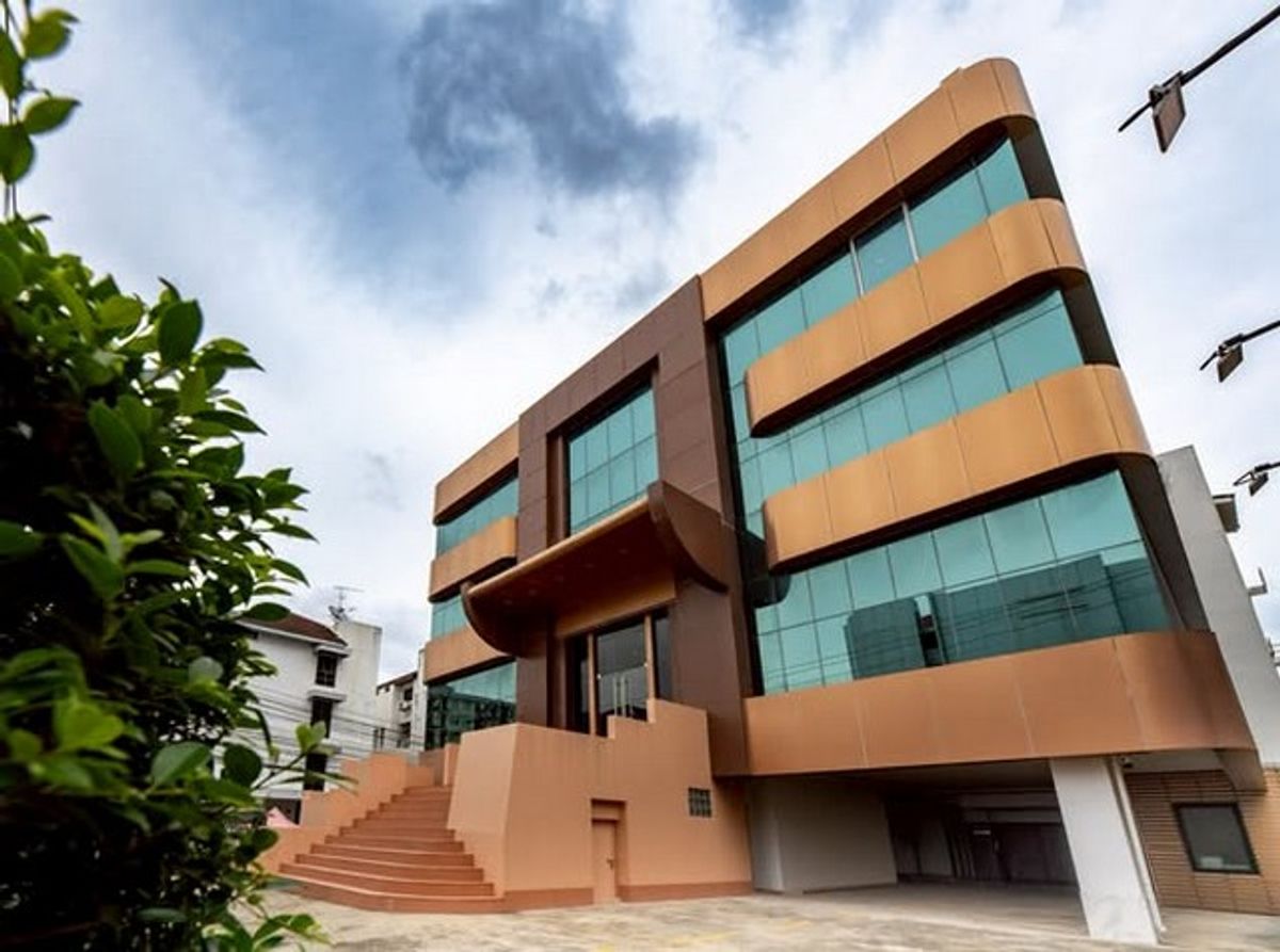 For RentOfficeYothinpattana,CDC : HR2665 Building for 5 floors, area 1,500 sqm. Near Ram Inthra Expressway, convenient to travel.