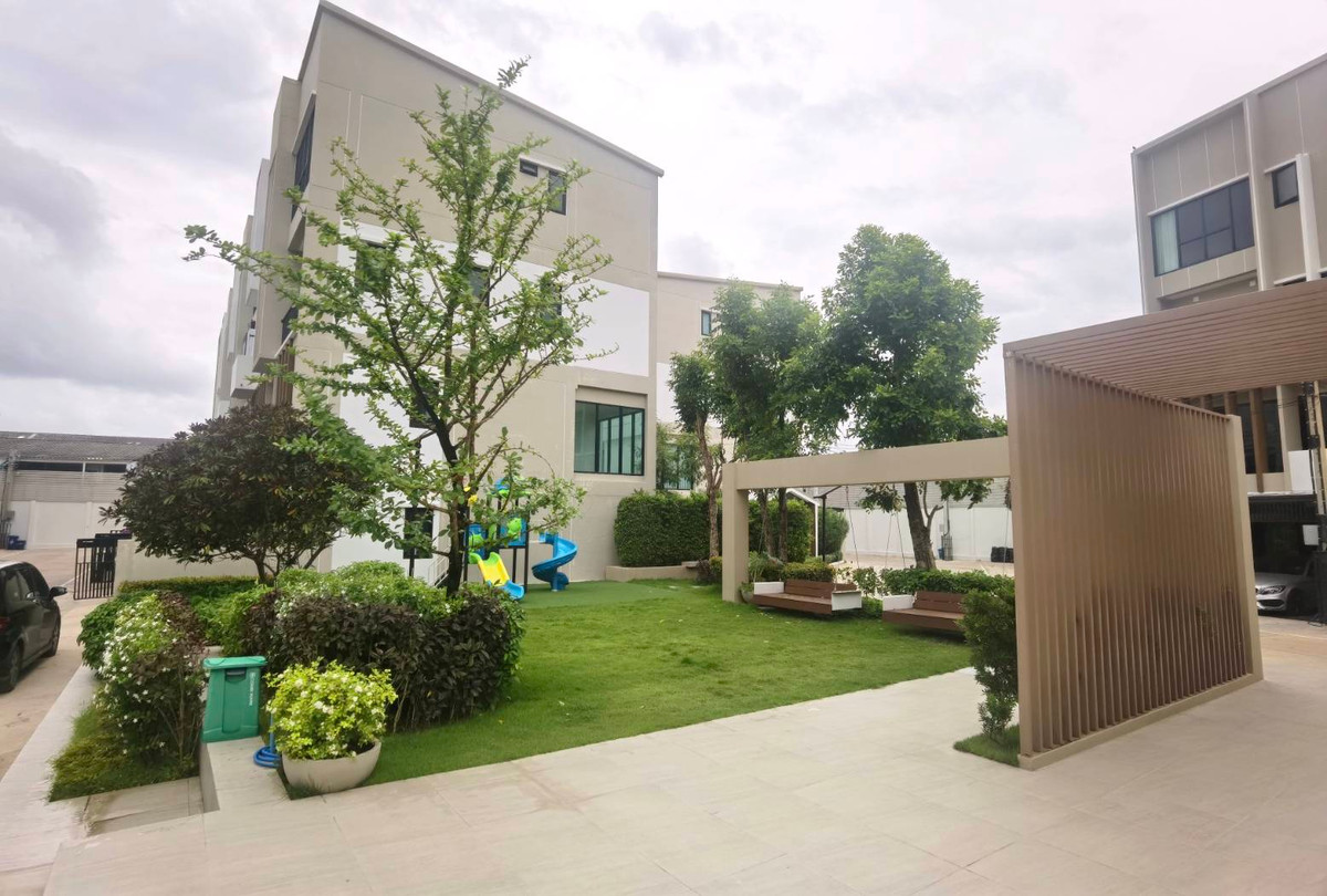 For SaleTownhomePinklao, Charansanitwong : Urgent sale‼ ️ House No. 989/1 The Bliz Sathorn-Charan 35 Premium Townhouse, the corner of the Children's Play, the swimming pool only has only one house.