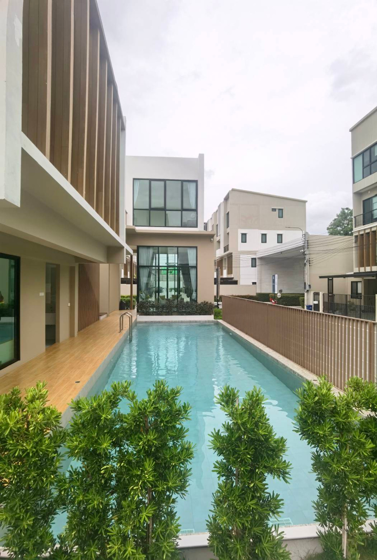For SaleTownhomePinklao, Charansanitwong : Urgent sale‼ ️ House No. 989/1 The Bliz Sathorn-Charan 35 Premium Townhouse, the corner of the Children's Play, the swimming pool only has only one house.