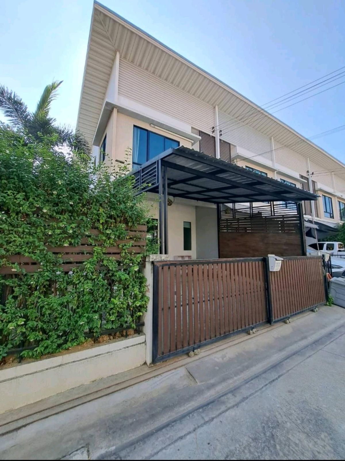 ให้เช่าทาวน์โฮมนนทบุรี บางใหญ่ บางบัวทอง : ให้เช่า 12,000-. /เดือน หมู่บ้าน Modi Villa บางบัวทอง โครงการติดถนนใหญ่ เลี้ยงสุนัขได้ค่ะ  