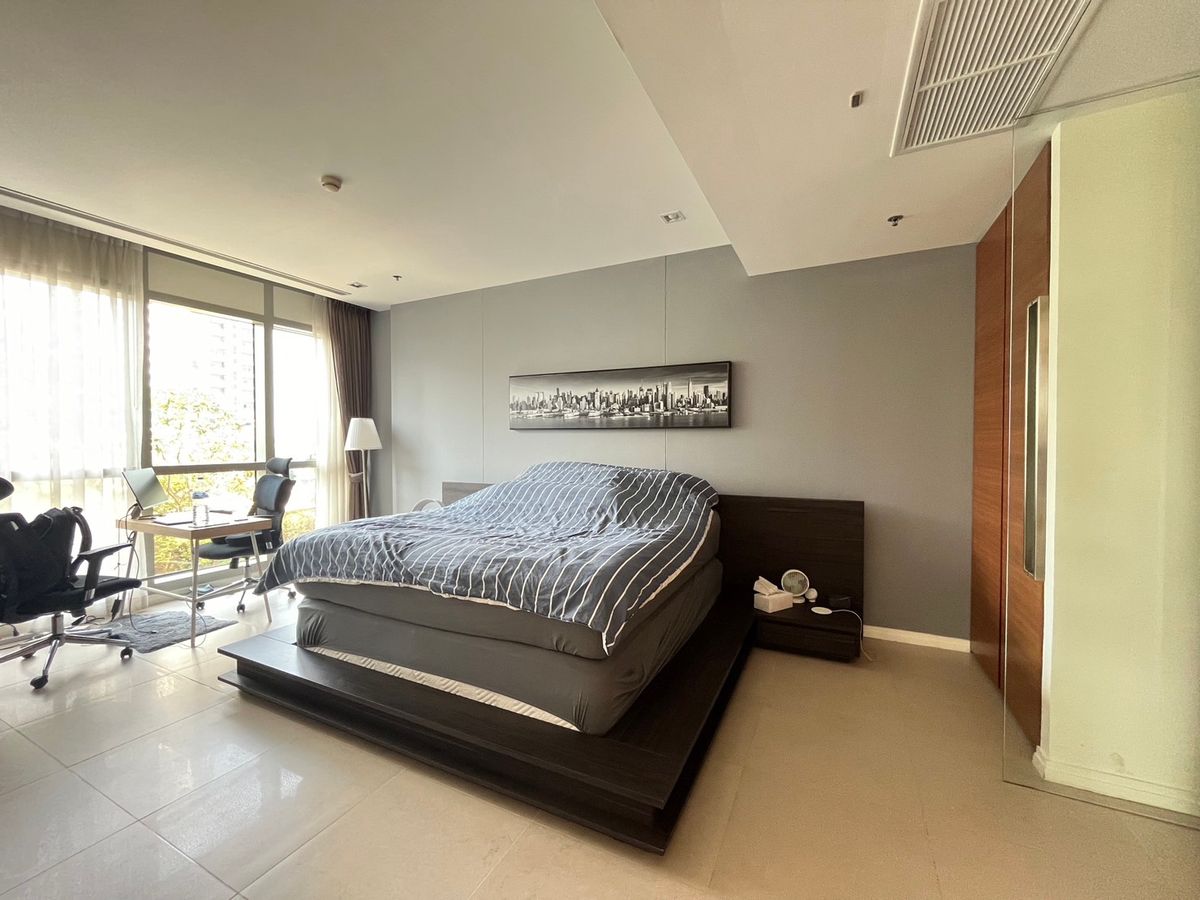 For SaleCondoWongwianyai, Charoennakor : Rare unit Duplex Penthouse ✨The River✨ 3 bedrooms, 4 bathrooms, size 286 sq m, near BTS / MRT Krung Thon Buri (0.9 km.) Tel.0982645161