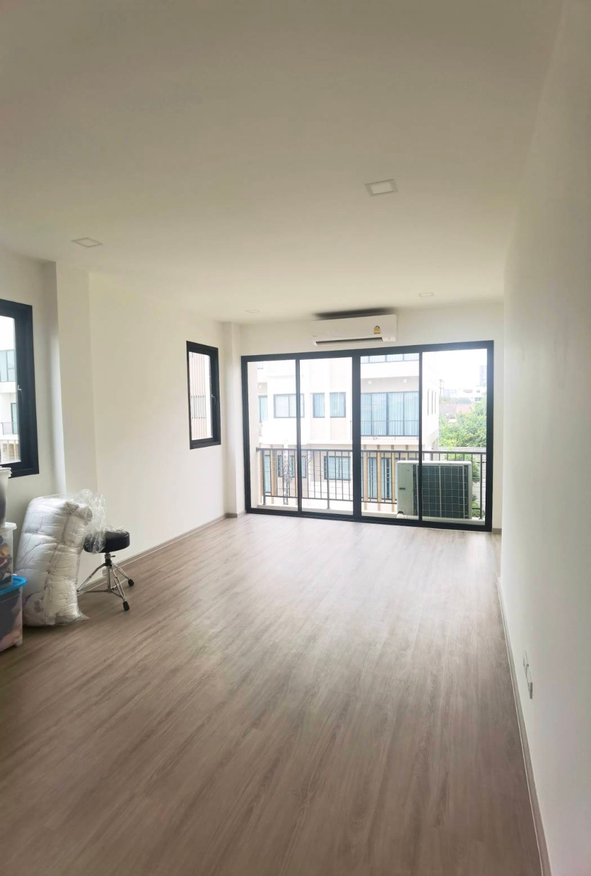 For SaleTownhomePinklao, Charansanitwong : Urgent sale‼ ️ House No. 989/1 The Bliz Sathorn-Charan 35 Premium Townhouse, the corner of the Children's Play, the swimming pool only has only one house.