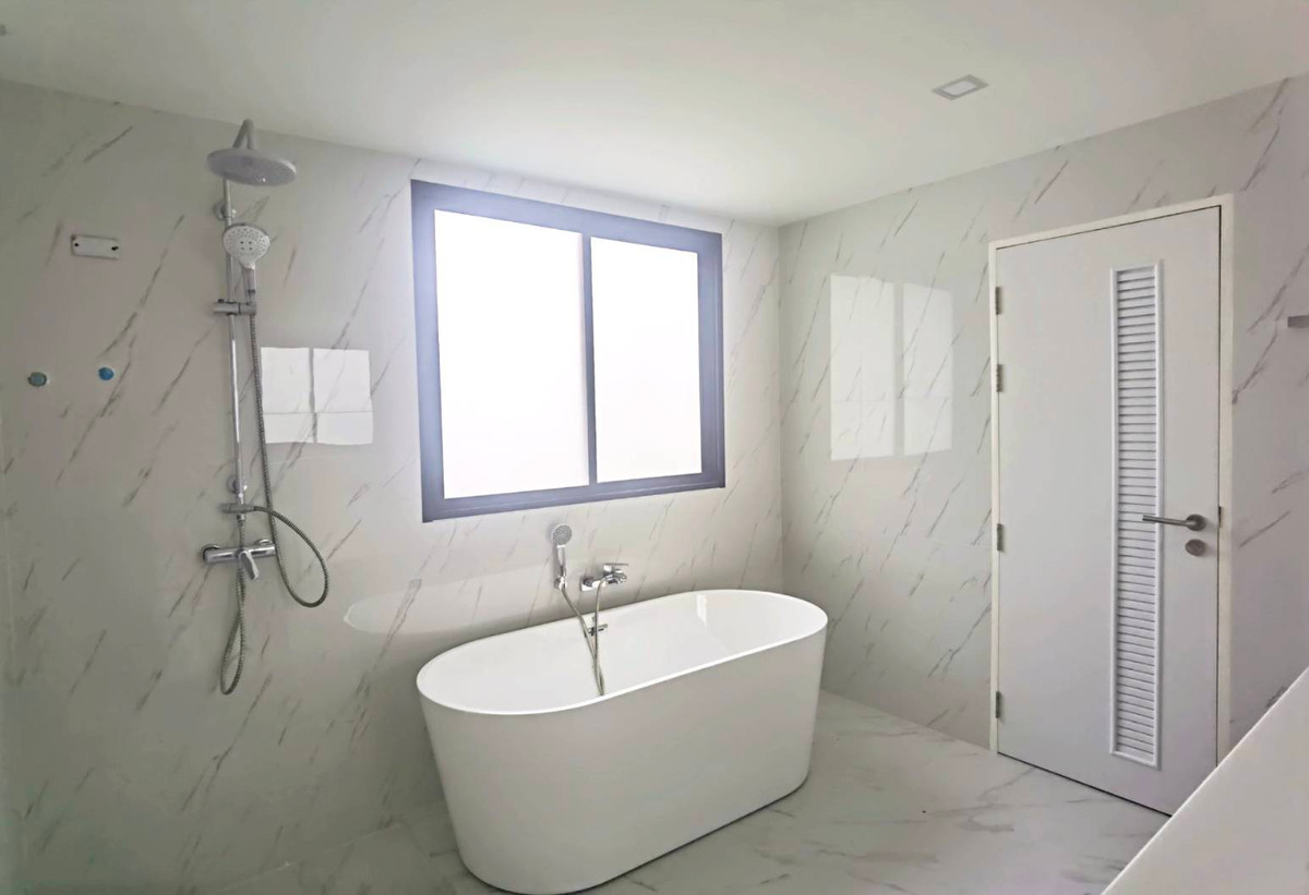 For SaleTownhomePinklao, Charansanitwong : Urgent sale‼ ️ House No. 989/1 The Bliz Sathorn-Charan 35 Premium Townhouse, the corner of the Children's Play, the swimming pool only has only one house.