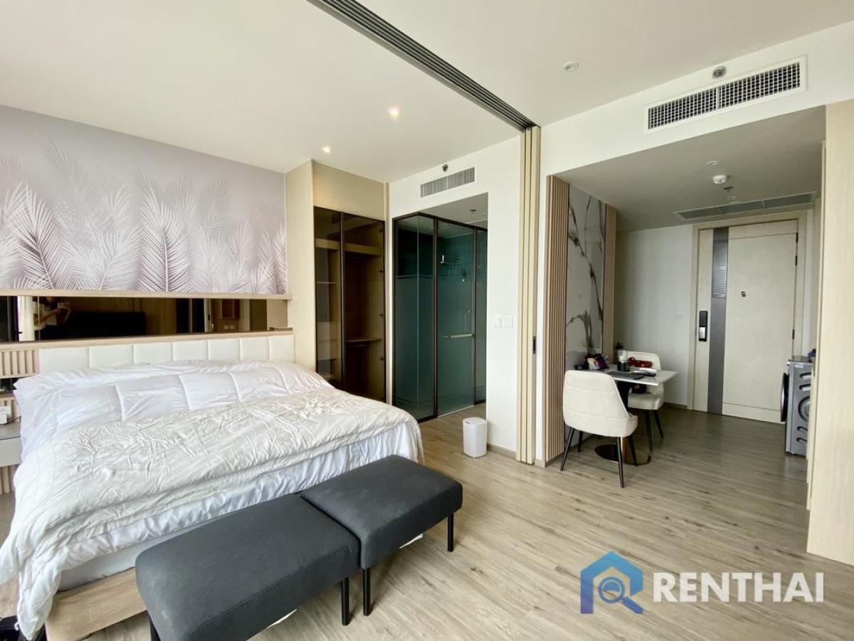 For RentCondoPattaya, Bangsaen, Chonburi : Luxury 1-bedroom, 1-bathroom condo with stunning sea view for rent at Arom Wongamat Pattaya, fully furnished and ready to move in, only 45,000 per month