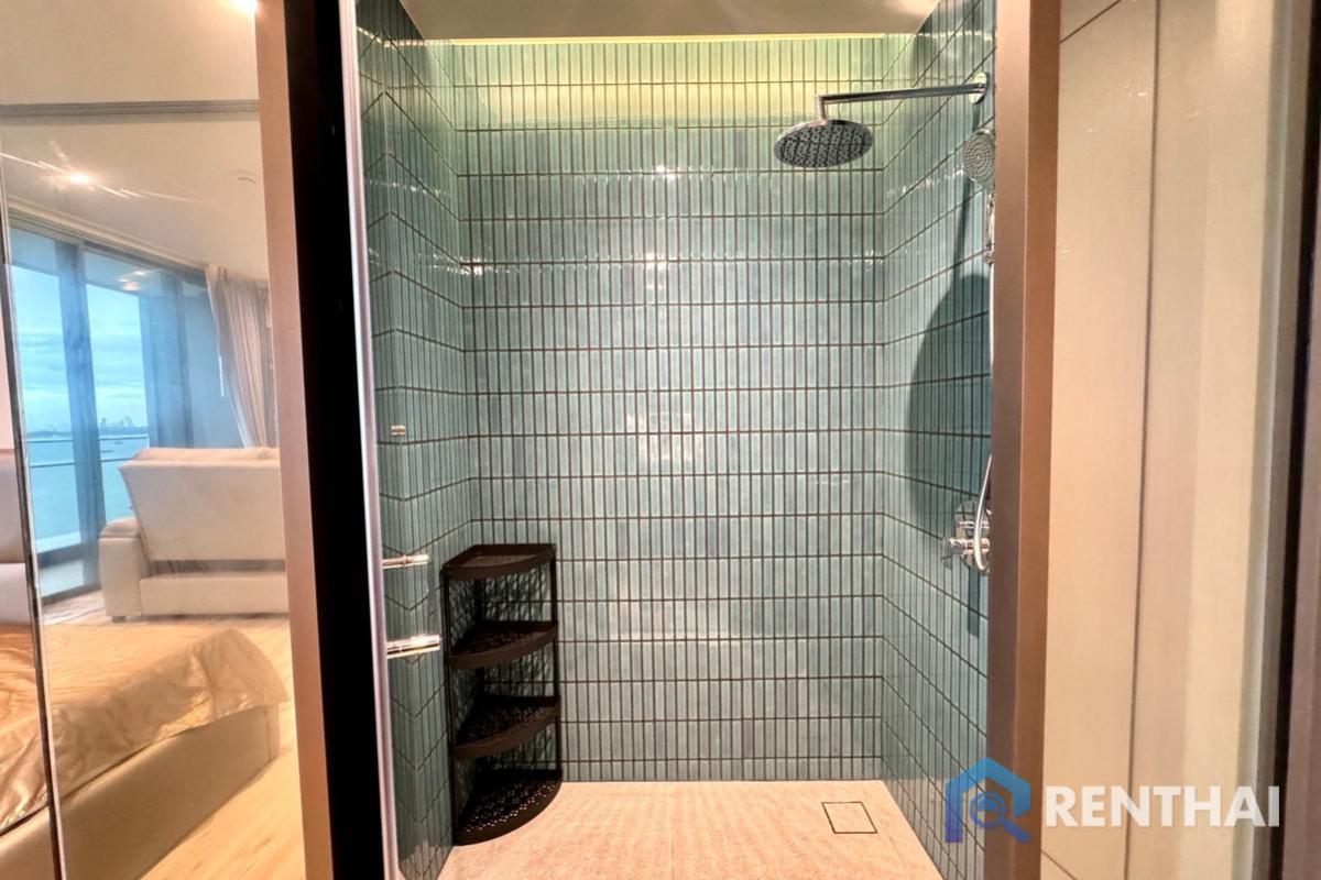 For RentCondoPattaya, Bangsaen, Chonburi : For rent Arom wongamat 1 bedroom 45 sqm direct sea  view