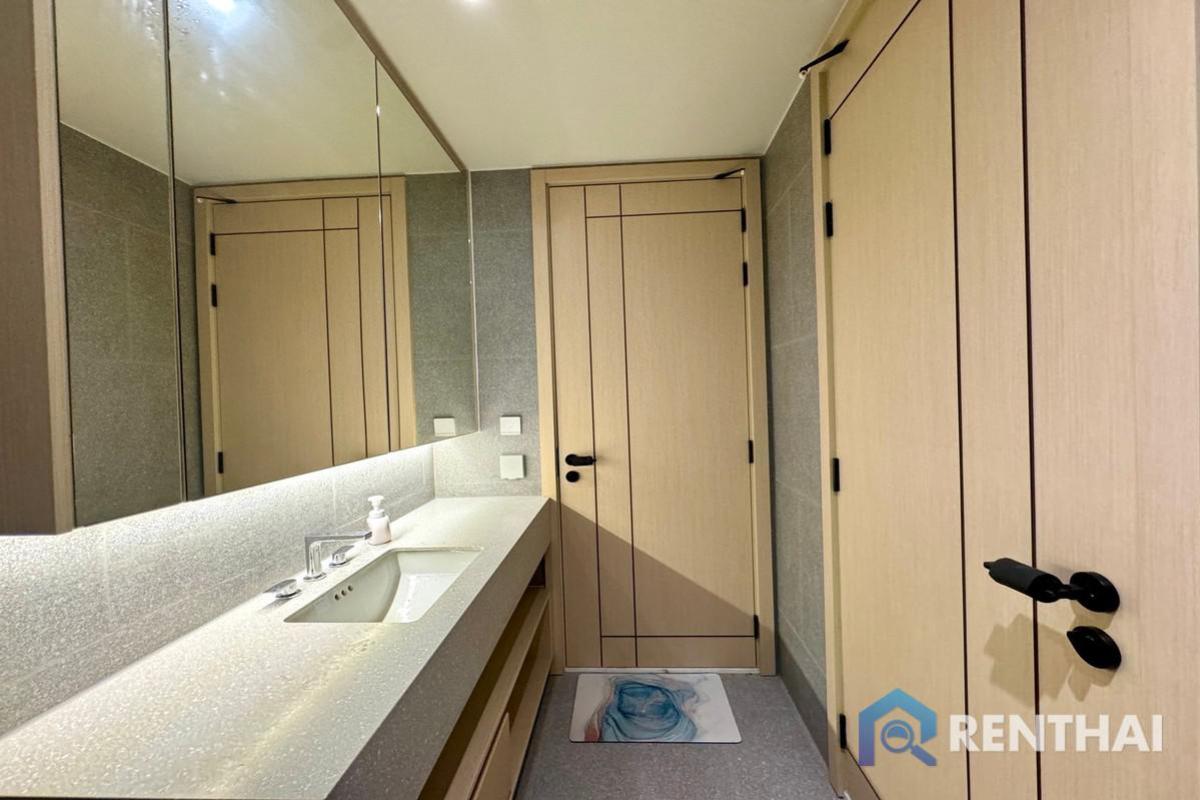 For RentCondoPattaya, Bangsaen, Chonburi : For rent Arom wongamat 1 bedroom 45 sqm direct sea  view