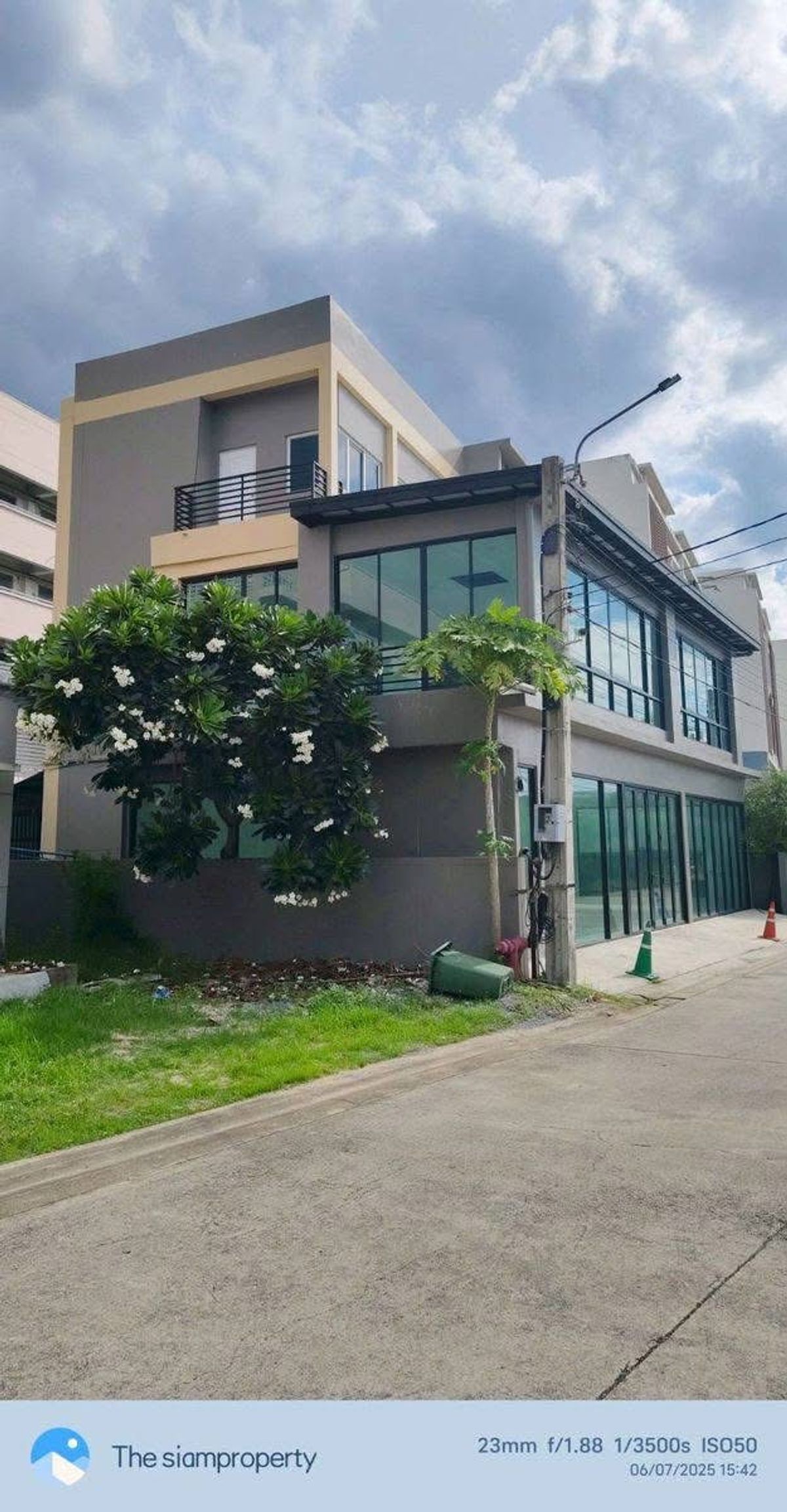 For RentShop HouseNawamin, Ramindra : 3-storey home office for rent, Work Place 2, Ratchada-Ram Inthra, near fashion