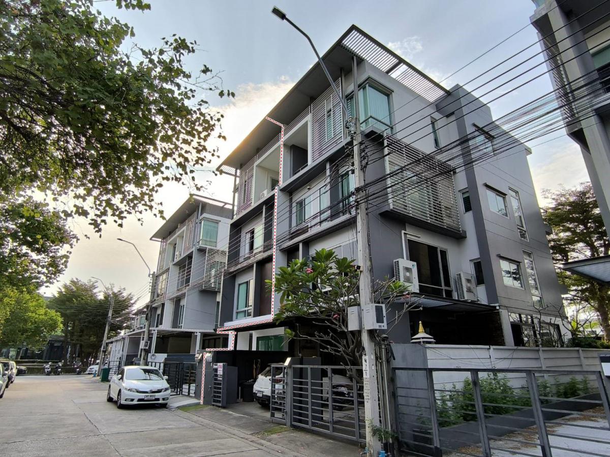 ขายอาคารพาณิชย์เลียบทางด่วนรามอินทรา : 💥💥💥🏬ขายตึกแถว โฮมออฟฟิศ 4  ชั้น ชั้นบนสุดห้องนอนใหญ่2ห้องเหมาะสำหรับอยู่อาศัยหรือ ทำออฟฟิศ ได้อย่างสบาย ราคาถูกมาก