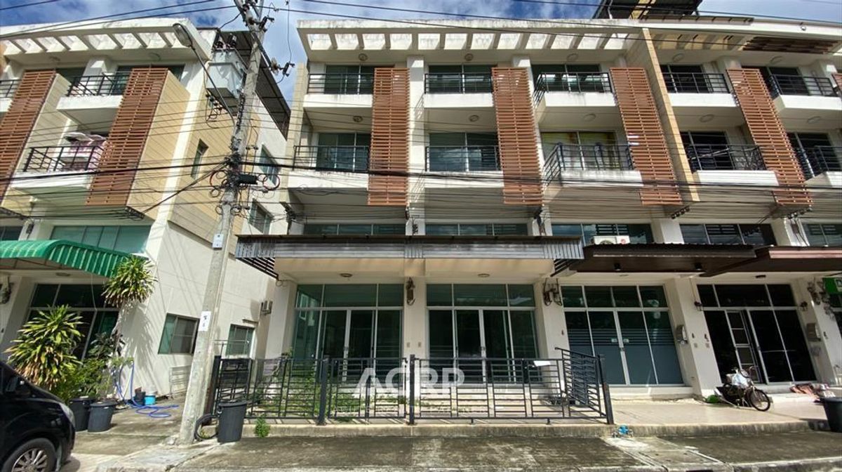 For SaleTownhomeRathburana, Suksawat : Sell 2 booths of commercial buildings, Town Plus Pracha Uthit, quality from Sansiri. Good location on the main road.