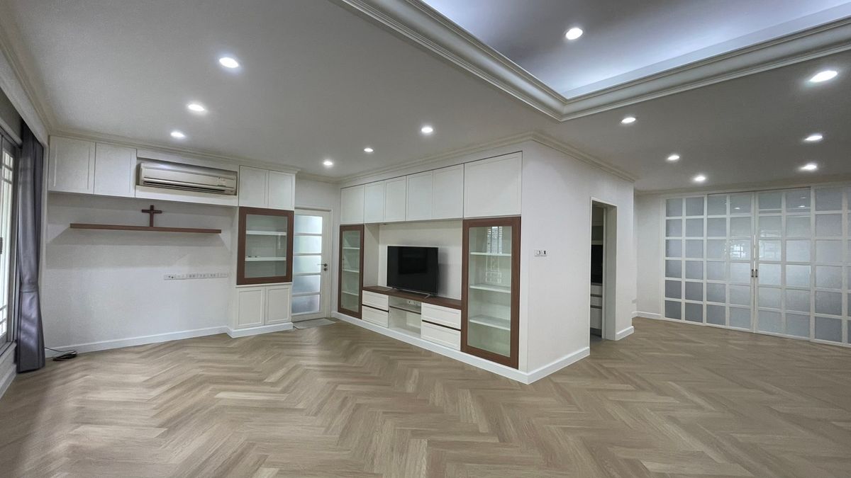 ให้เช่าบ้านสมุทรปราการ สำโรง : ให้เช่าบ้านเดี่ยวหรู โครงการเลคไซด์วิลล่า 1 ใกล้ Mega Bangna