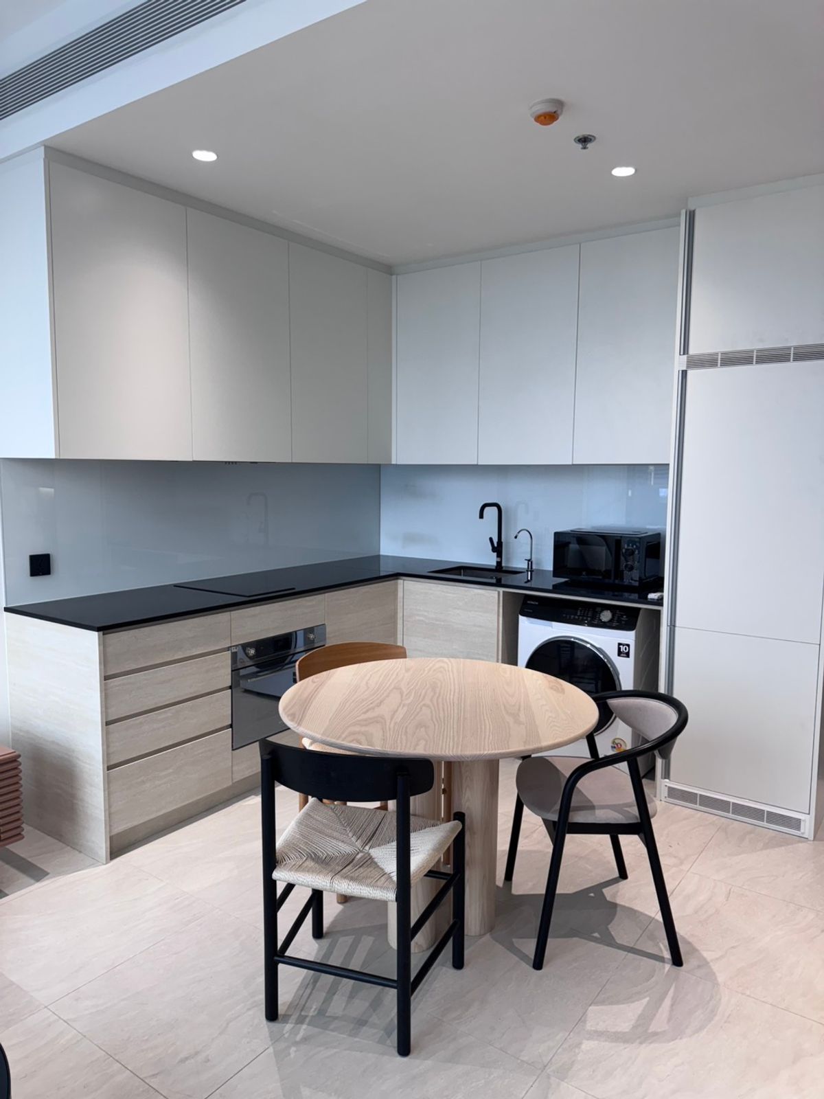 For SaleCondoSathorn, Narathiwat : 🐶Pet-Friendly condo in Sathorn🐱 Newly renovated room with nice built-in, high floor, open view ✨Tait 12✨1 bedroom, 1 bathroom, size 52 sq m, near BTS / MRT Saint Louis (0.2 km.) Tel.0982645161