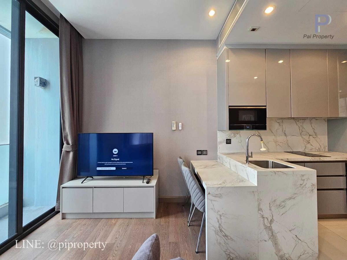 For RentCondoRama9, Petchburi, RCA : Fully furnished 1 bedroom for rent in the Esse at Singha Complex. High floor with a dryer washing machine provided. MRT 0 meter condo unit.