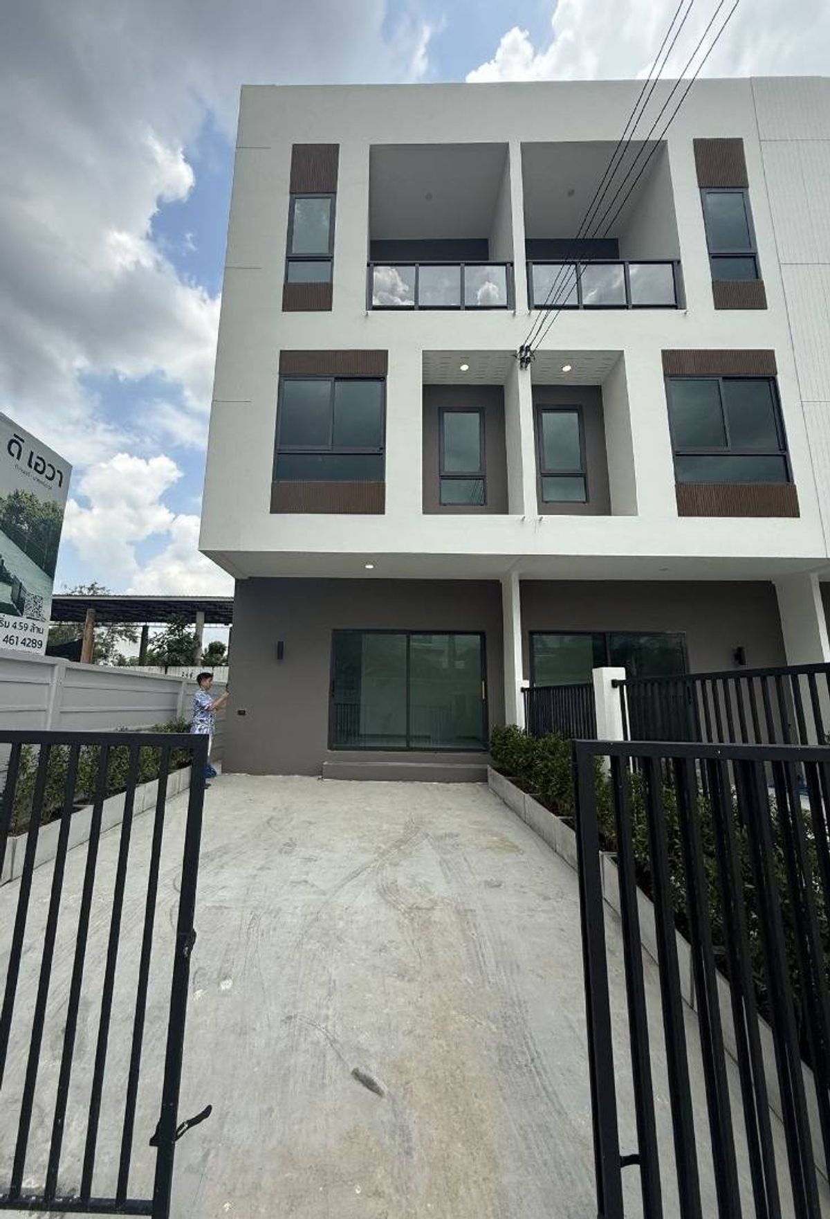For RentTownhomeChaengwatana, Muangthong : Rent a townhome zone near Robinson Lifestyle Sri Saman for only 5 minutes.